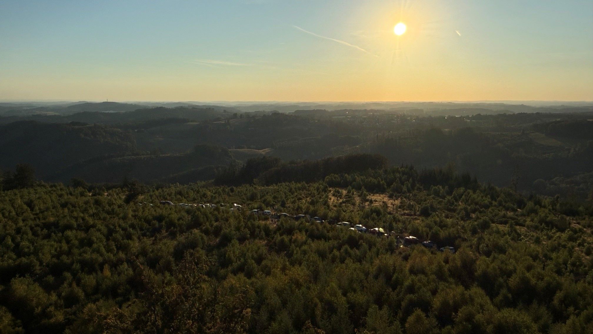 Oben die Sonnenfinsternis, unten Gedränge: Die Straße wurde zum großen Parkplatz.