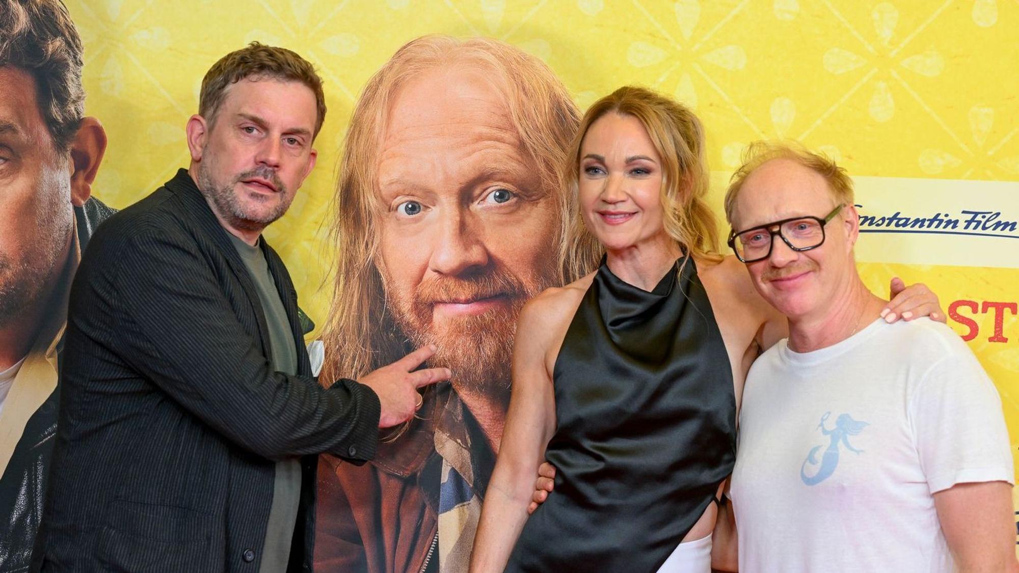 Auch im zehnten „Eberhofer“-Film ein Dreamteam: Sebastian Bezzel (links), Lisa Marie Potthoff und Simon Schwarz bei der Premiere von „Steckerlfischfiasko“ in München. (Bild: Hannes Magerstaedt/Getty Images for Constantin Film Distribution)