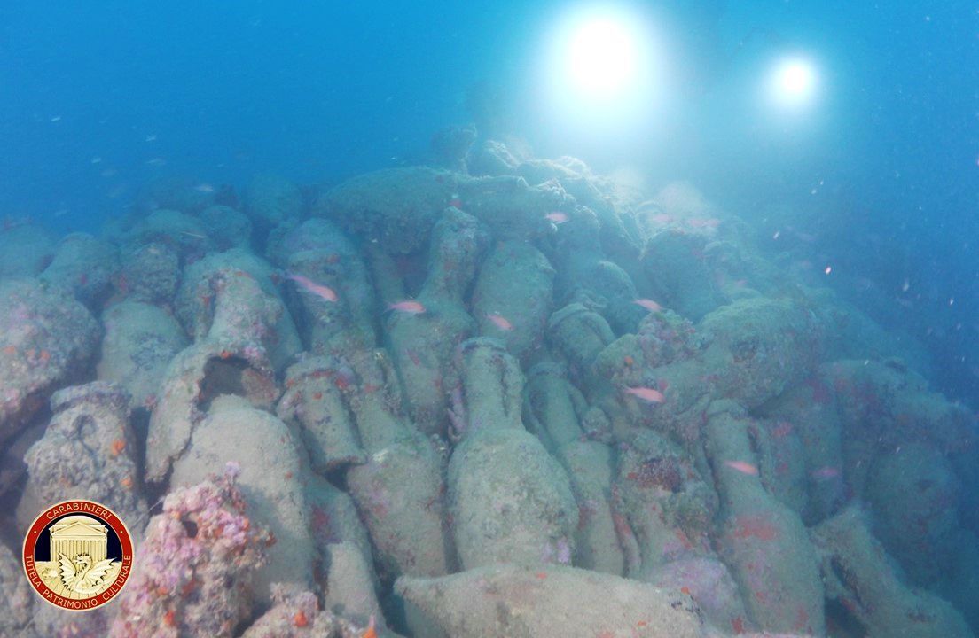 Ein Blick auf das antike Wrack vor der Küste Siziliens: Hunderte römische Weinamphoren liegen unberührt in 46 Metern Tiefe.