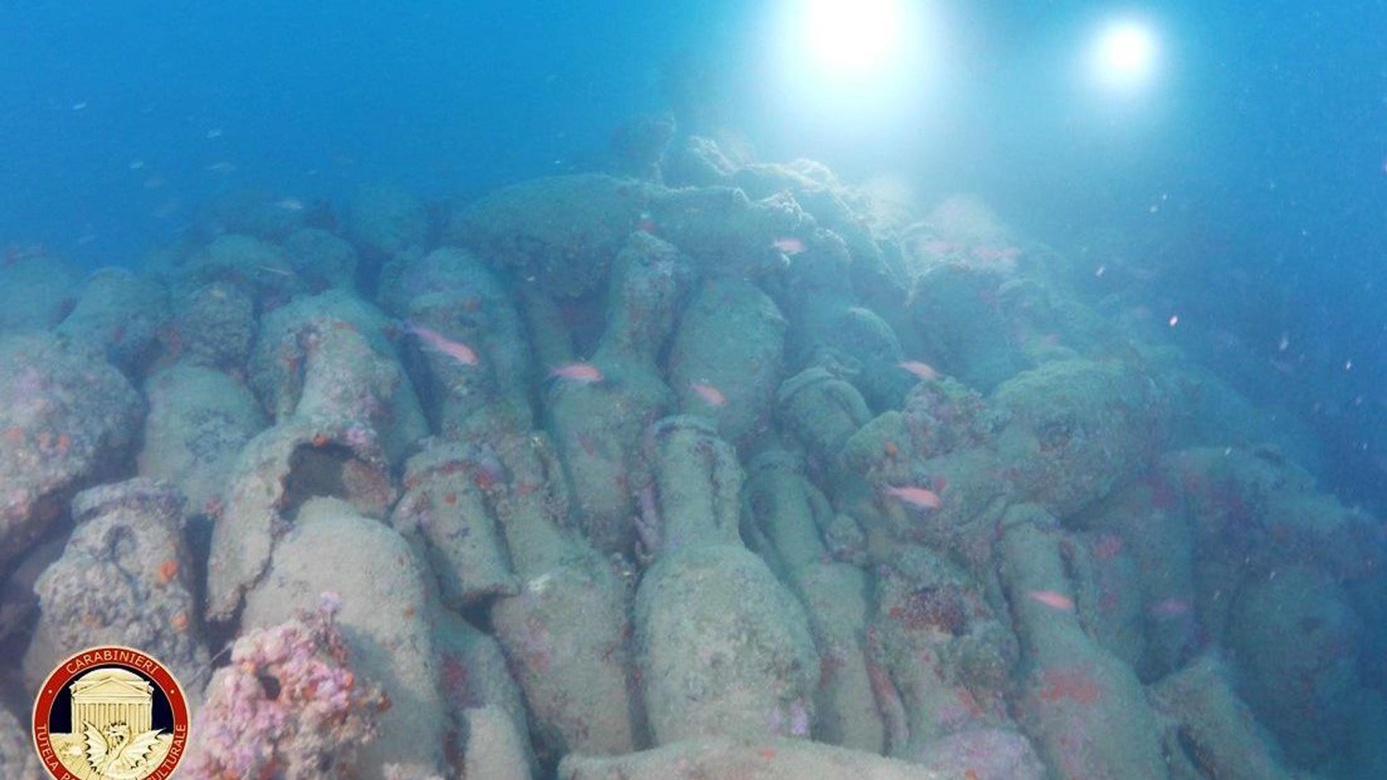 Ein Blick auf das antike Wrack vor der Küste Siziliens: Hunderte römische Weinamphoren liegen unberührt in 46 Metern Tiefe.
