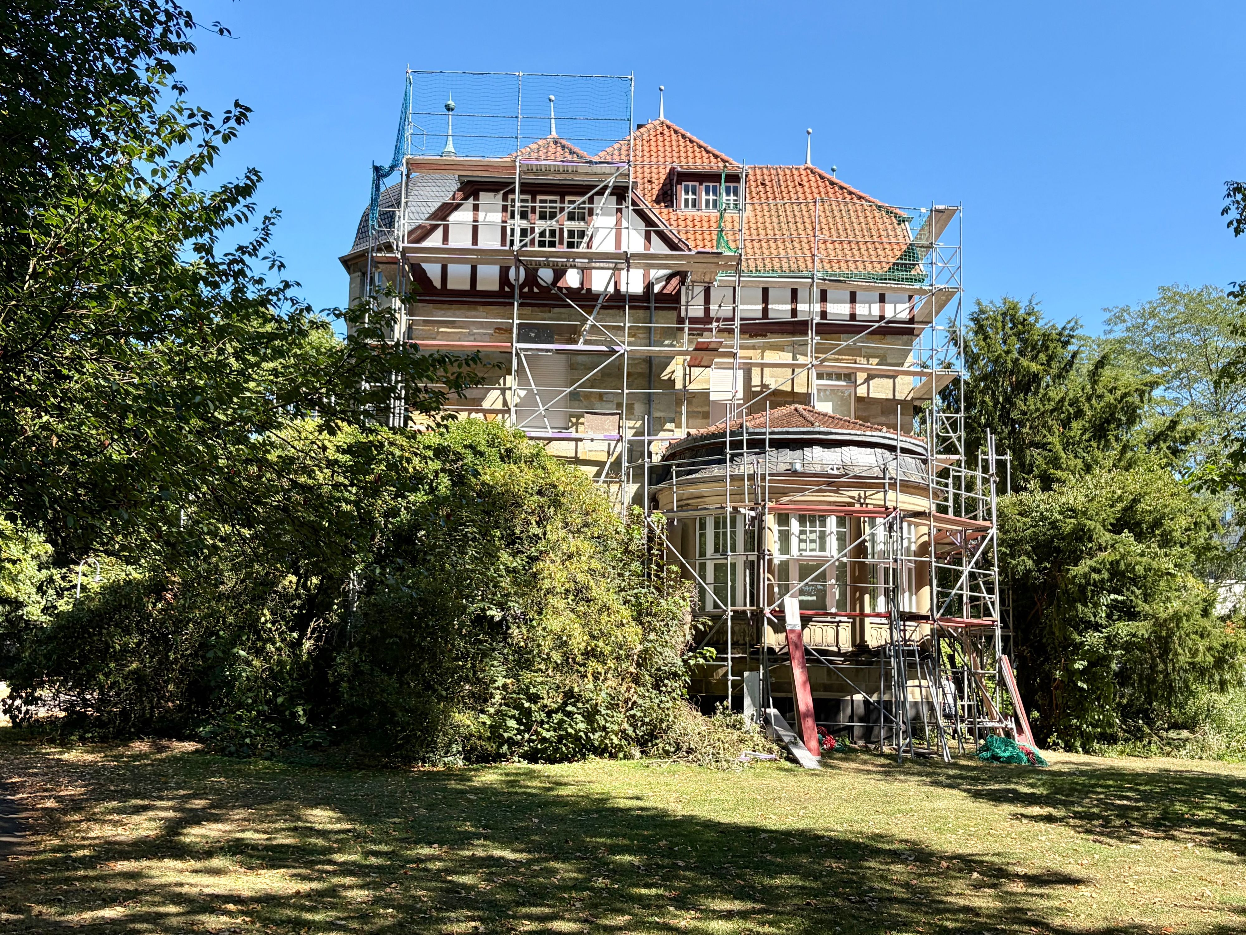 Die Villa Römer im August 2026 mit Gerüsten