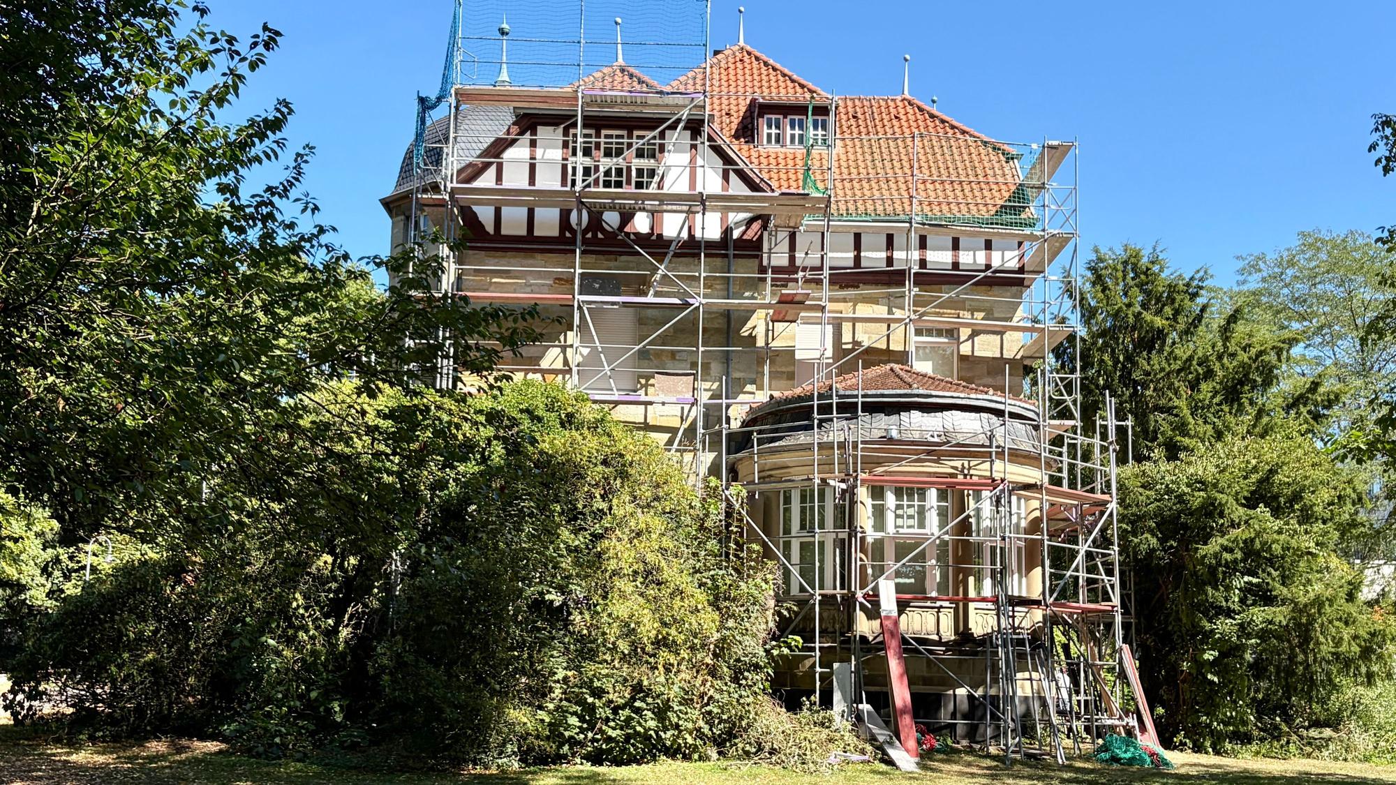 Die Villa Römer im August 2026 mit Gerüsten