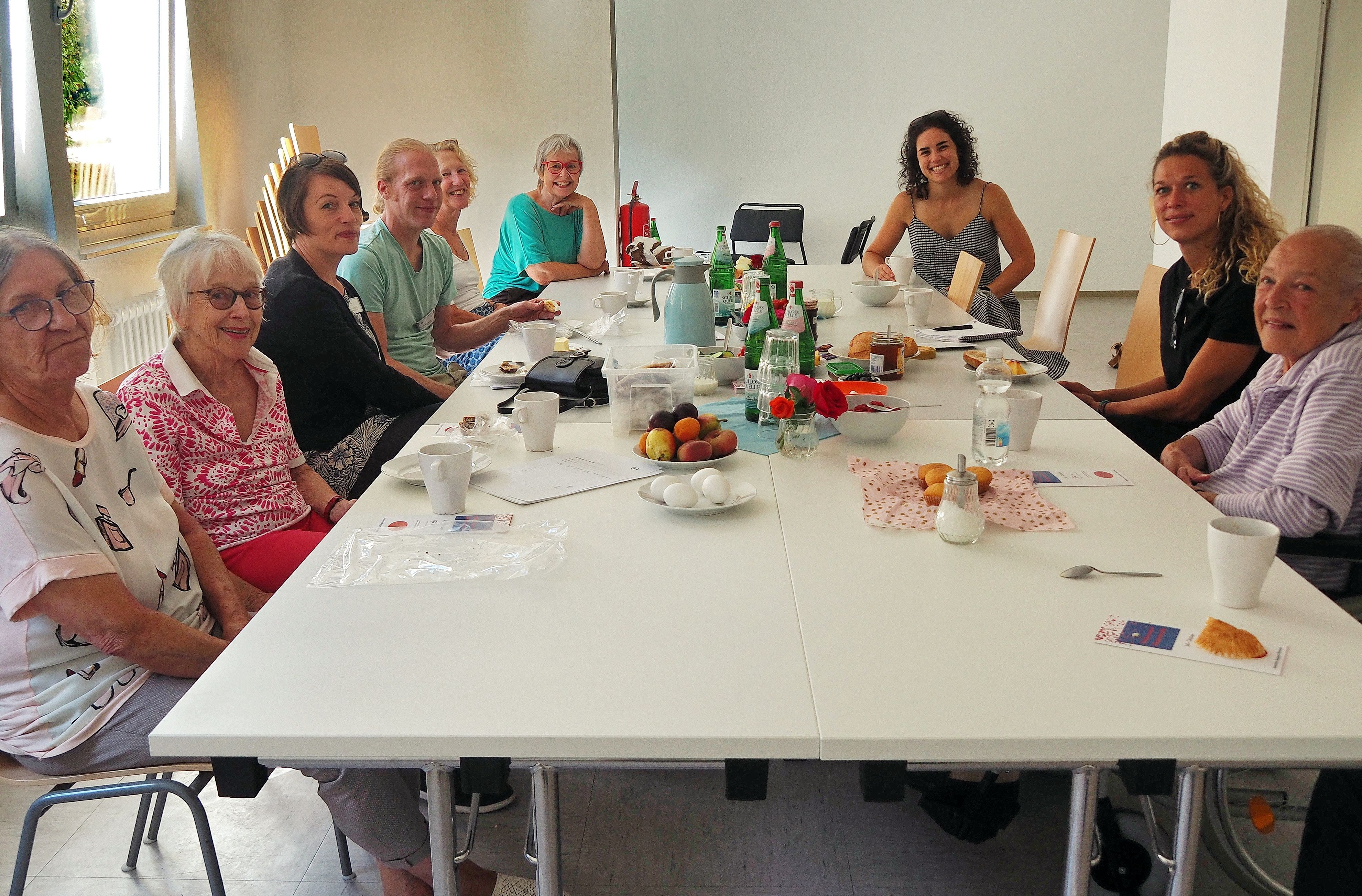 Mitte August startete das Angebot „Bring your Breakfast. Gemeinsam frühstücken, gemeinsam sprechen.“ Geleitet wird es ehrenamtlich von Lauren Jaritz (3. von rechts).