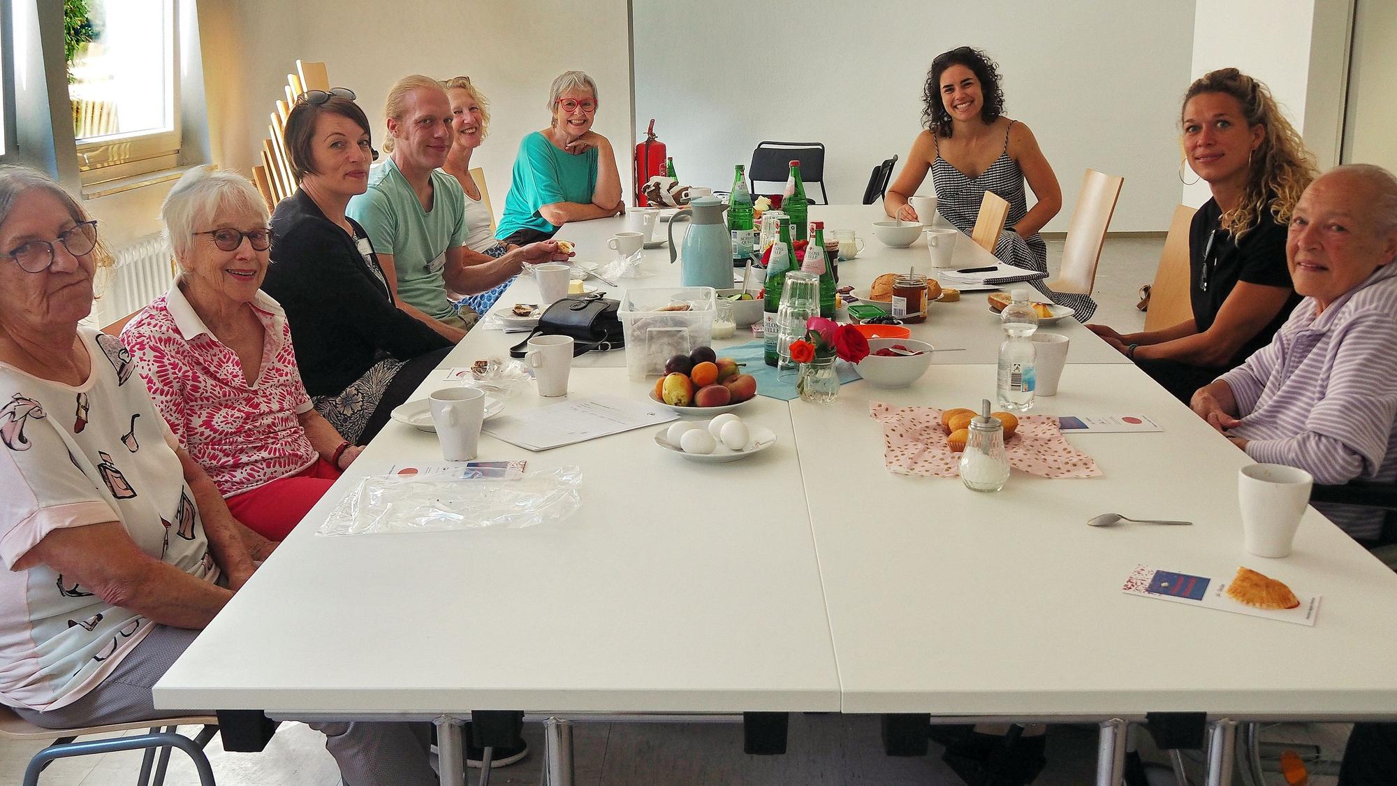 Mitte August startete das Angebot „Bring your Breakfast. Gemeinsam frühstücken, gemeinsam sprechen.“ Geleitet wird es ehrenamtlich von Lauren Jaritz (3. von rechts).