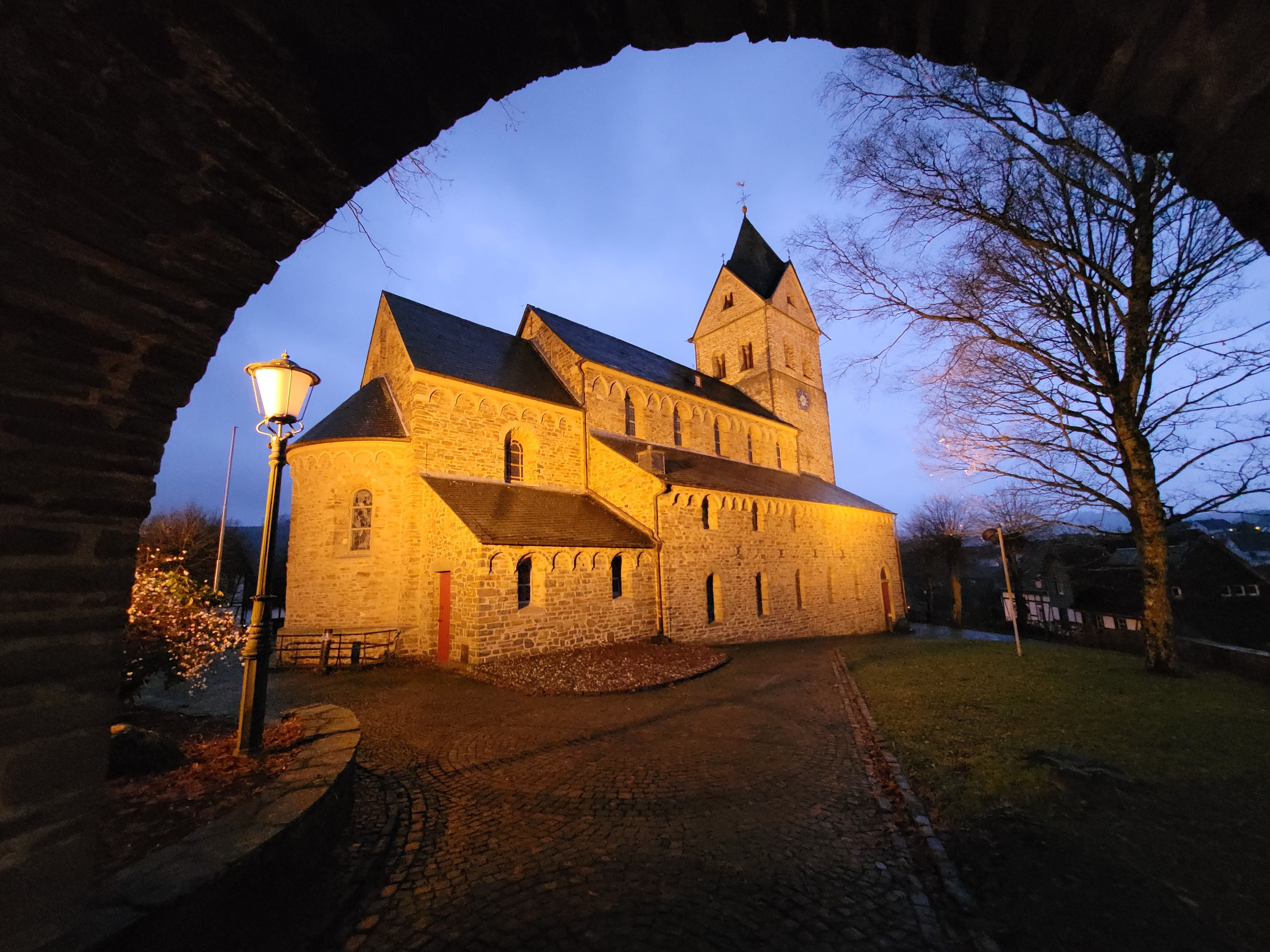 Die Basilika St. Gertrud hat ihren Platz im schmucken Oberdorf von Morsbach und sie ist eine der beiden Hauptkirchen in der neuen Großpfarrei St. Michael (Waldbröl) und eben St. Gertrud. Die Uhr an ihrem Turm ist seit mehr als einem Jahr kaputt.