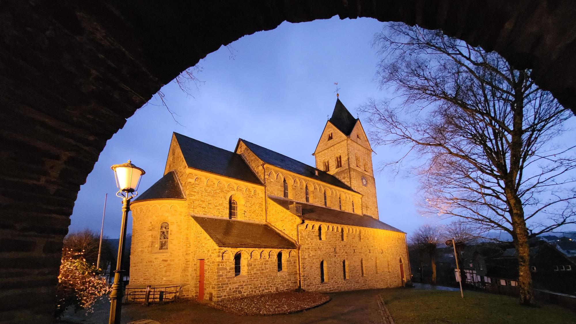 Die Basilika St. Gertrud hat ihren Platz im schmucken Oberdorf von Morsbach und sie ist eine der beiden Hauptkirchen in der neuen Großpfarrei St. Michael (Waldbröl) und eben St. Gertrud. Die Uhr an ihrem Turm ist seit mehr als einem Jahr kaputt.