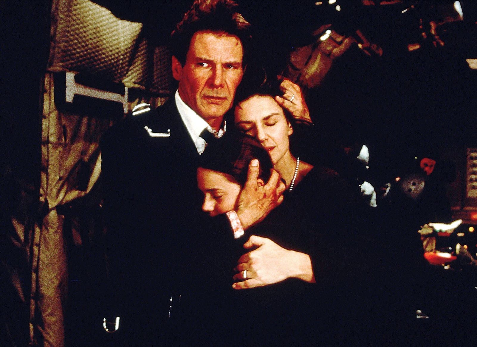 Terroristen kidnappen die Boeing des amerikanischen Präsidenten (Harrison Ford) und bedrohen das Leben seiner Frau (Wendy Crewson) und Tochter (Liesel Matthews, Mitte).  (Bild: RTL / ABC Studios)