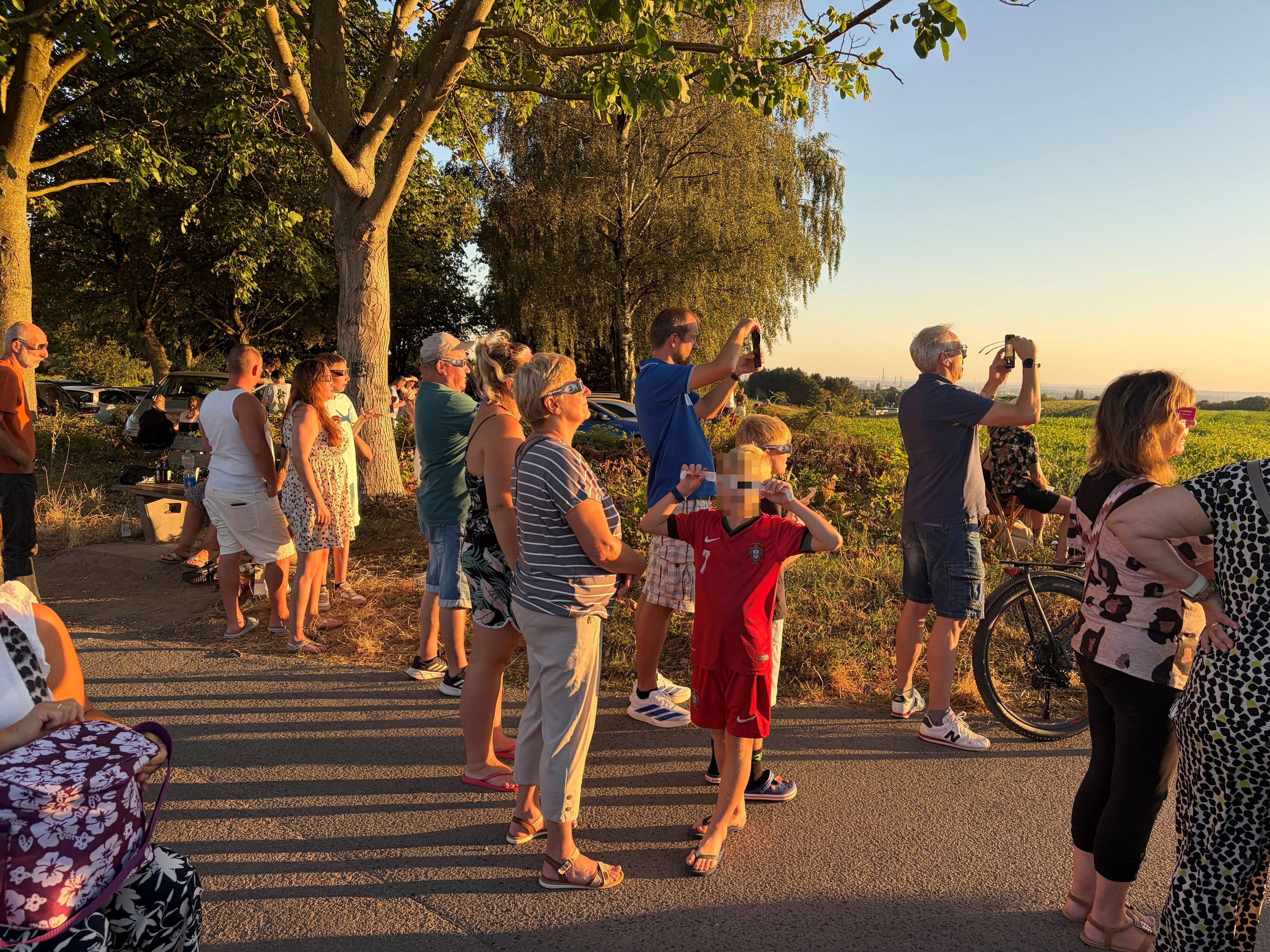 An der Schönen Aussicht in Lützenkirchen schauten sich viele Menschen die Sonnenfinsternis an.