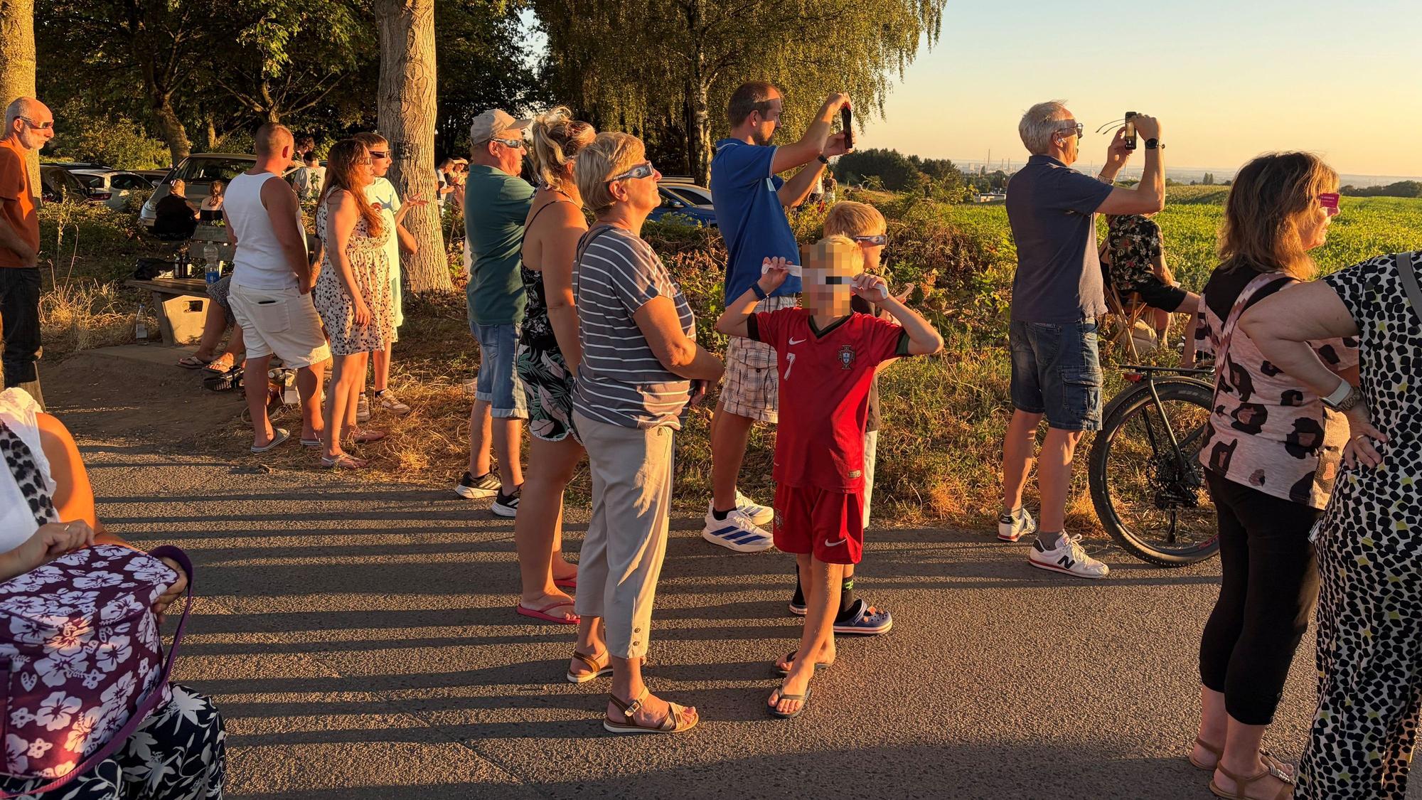 An der Schönen Aussicht in Lützenkirchen schauten sich viele Menschen die Sonnenfinsternis an.