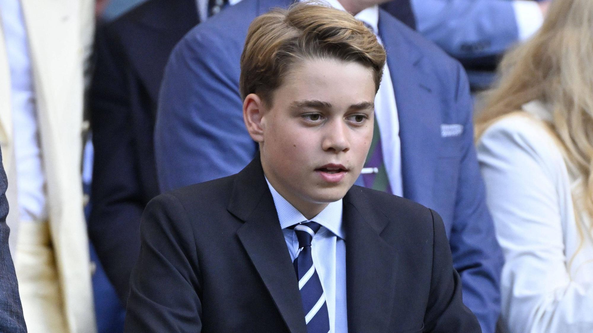 Prinz George sitzt im Publikum.