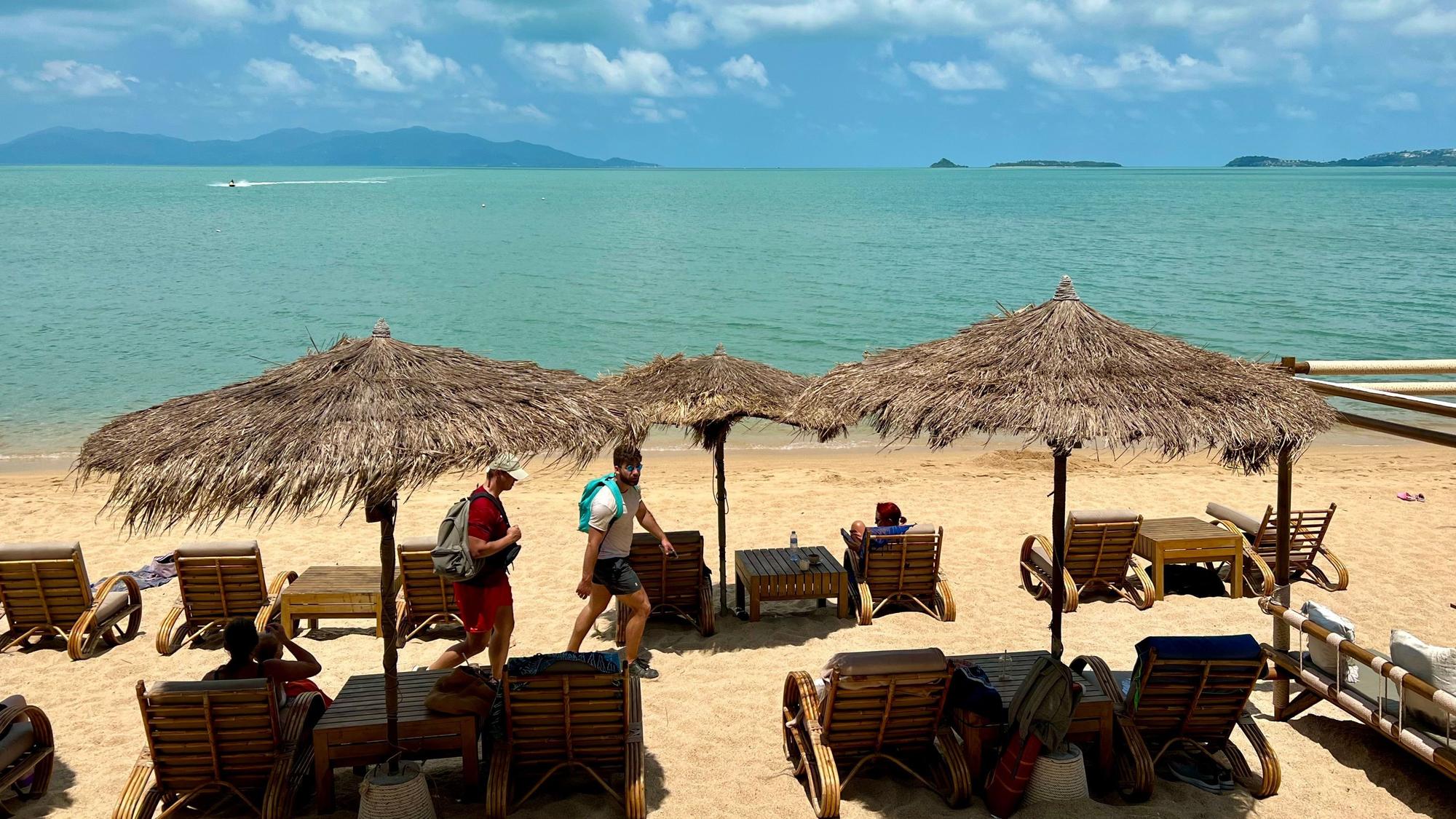 Urlauber liegen am Strand in Bophut auf der thailändischen Insel Koh Samui. Auf Koh Samui wird das Wasser knapp.