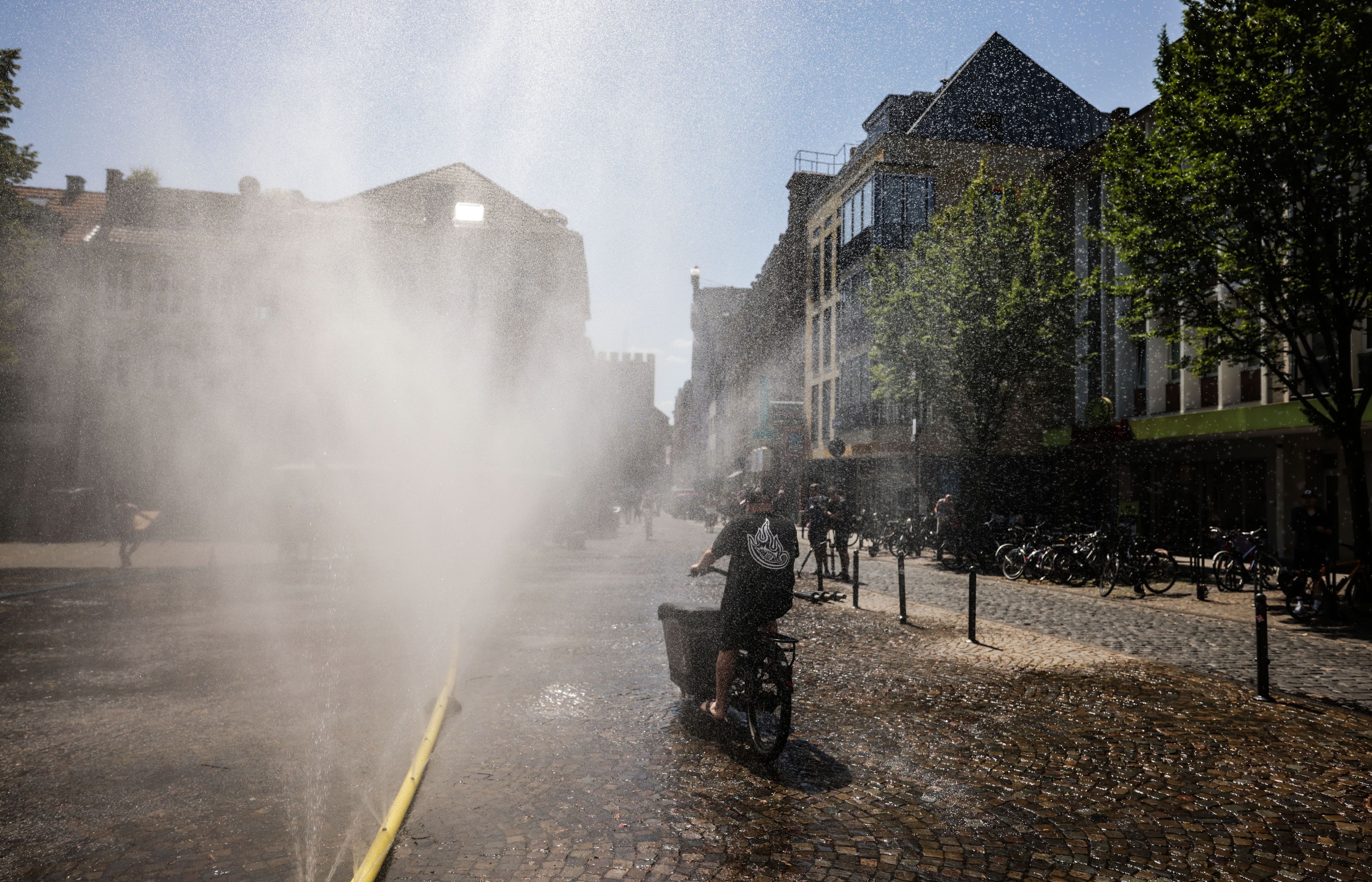 Bei „Cooling Cologne“ bietet die Stadt Köln die Möglichkeit für eine Abkühlung mit Schläuchen an, die feinen Wassernebel versprühen. (Archivbild)