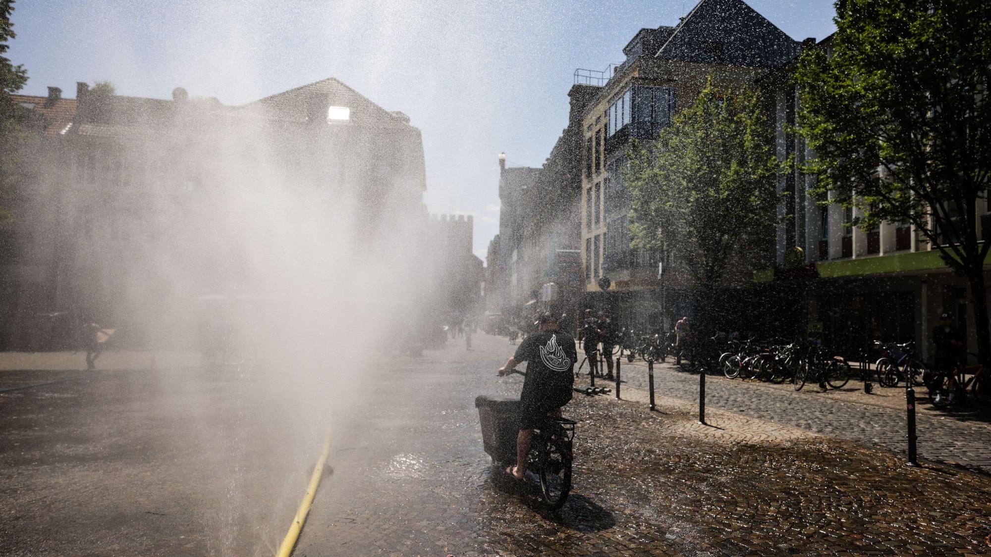 Bei „Cooling Cologne“ bietet die Stadt Köln die Möglichkeit für eine Abkühlung mit Schläuchen an, die feinen Wassernebel versprühen. (Archivbild)