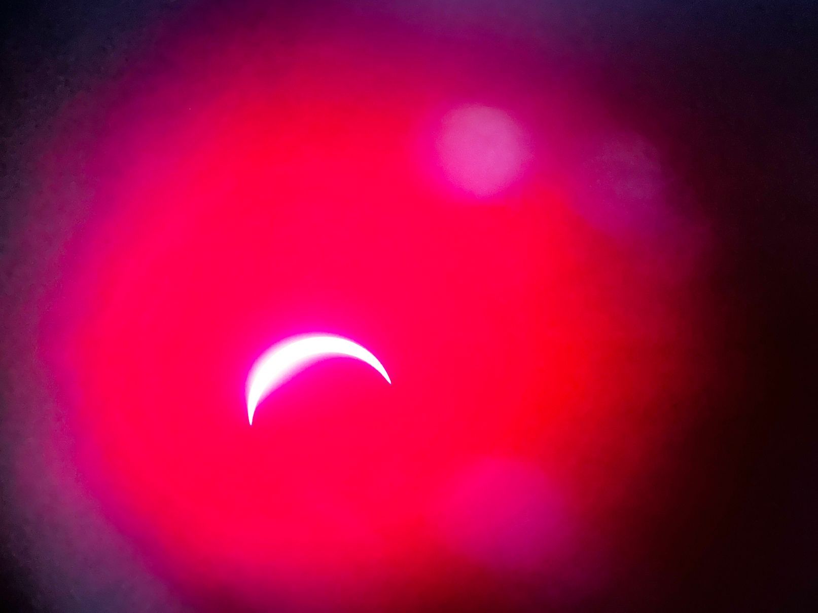 Durch die bereitgestellten Teleskope mit Farbfiltern konnte die Sonnenfinsternis gut verfolgt werden.
