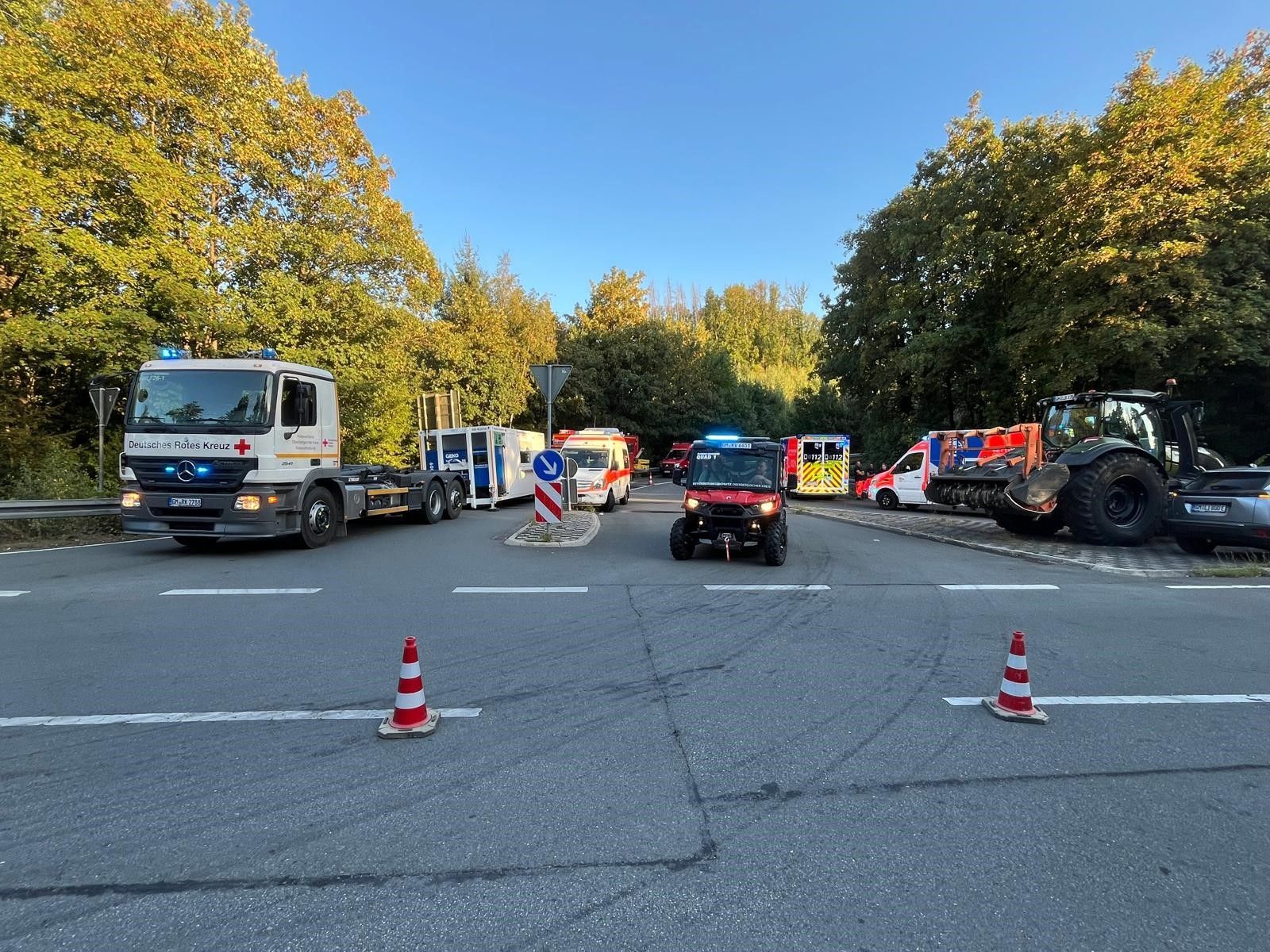 Auch DRK, THW, Rettungsdienst und der Oberbergische Kreis unterstützen die Feuerwehrleute