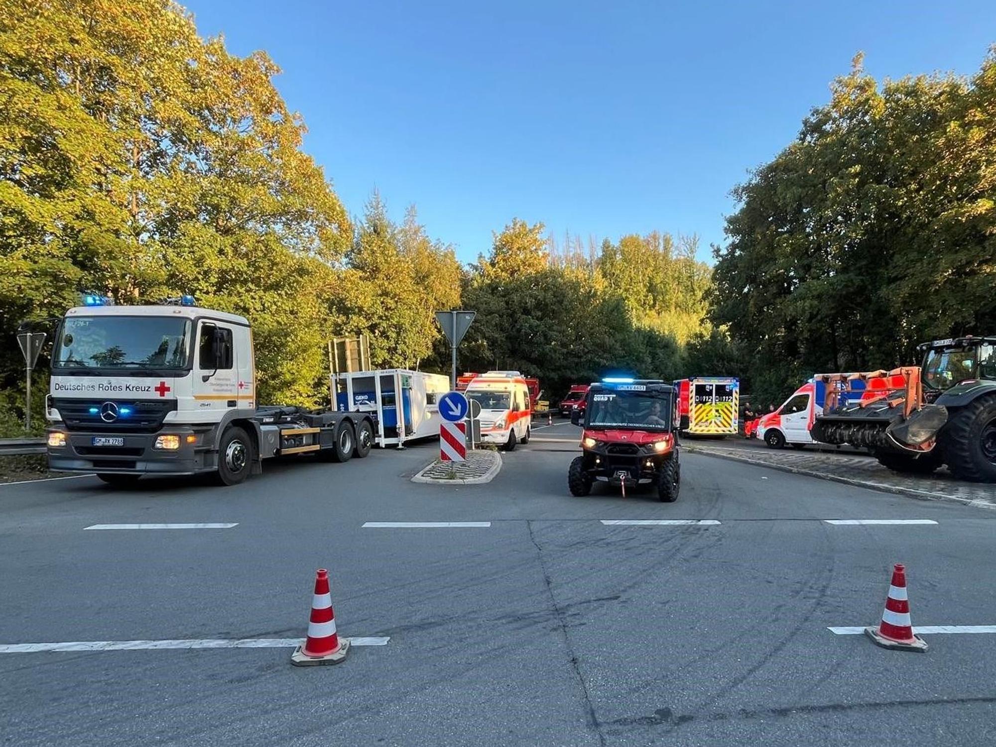 Auch DRK, THW, Rettungsdienst und der Oberbergische Kreis unterstützen die Feuerwehrleute