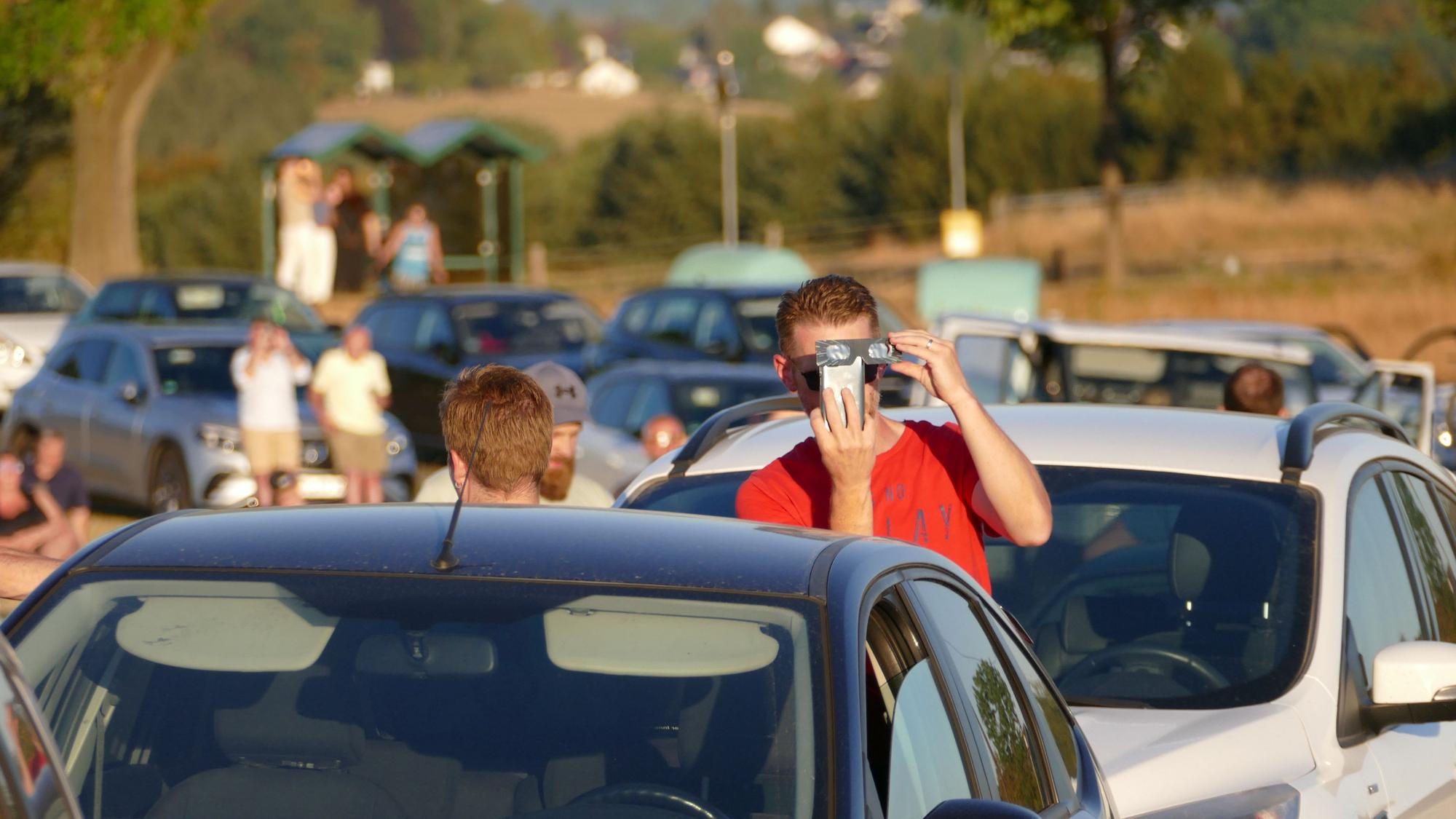 Foto durch die Brille: Anders als 1999 versuchten viele, das Spektakel fotografisch festzuhalten.