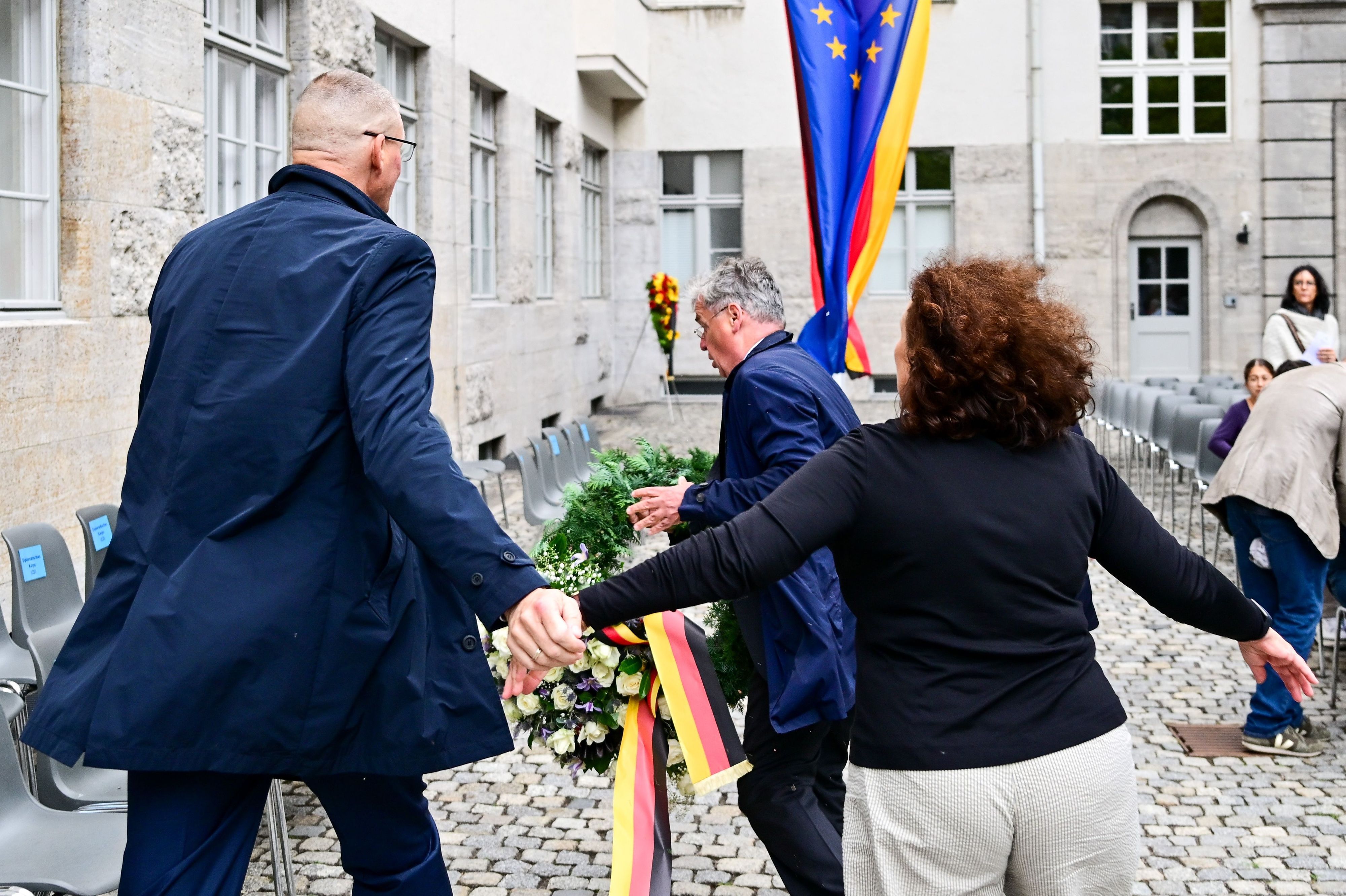 Tobias Korenke (M), Großneffe von Dietrich und Klaus Bonhoeffer und Enkel von Rüdiger Schleicher, entfernt während einer Gedenkveranstaltung der Bundesregierung im Ehrenhof des Bendlerblocks anlässlich des Nationalen Gedenktags an den Widerstand gegen die nationalsozialistische Gewaltherrschaft den Kranz der AfD. Der Tag erinnert an das missglückte Attentat auf Adolf Hitler am 20. Juli 1944.