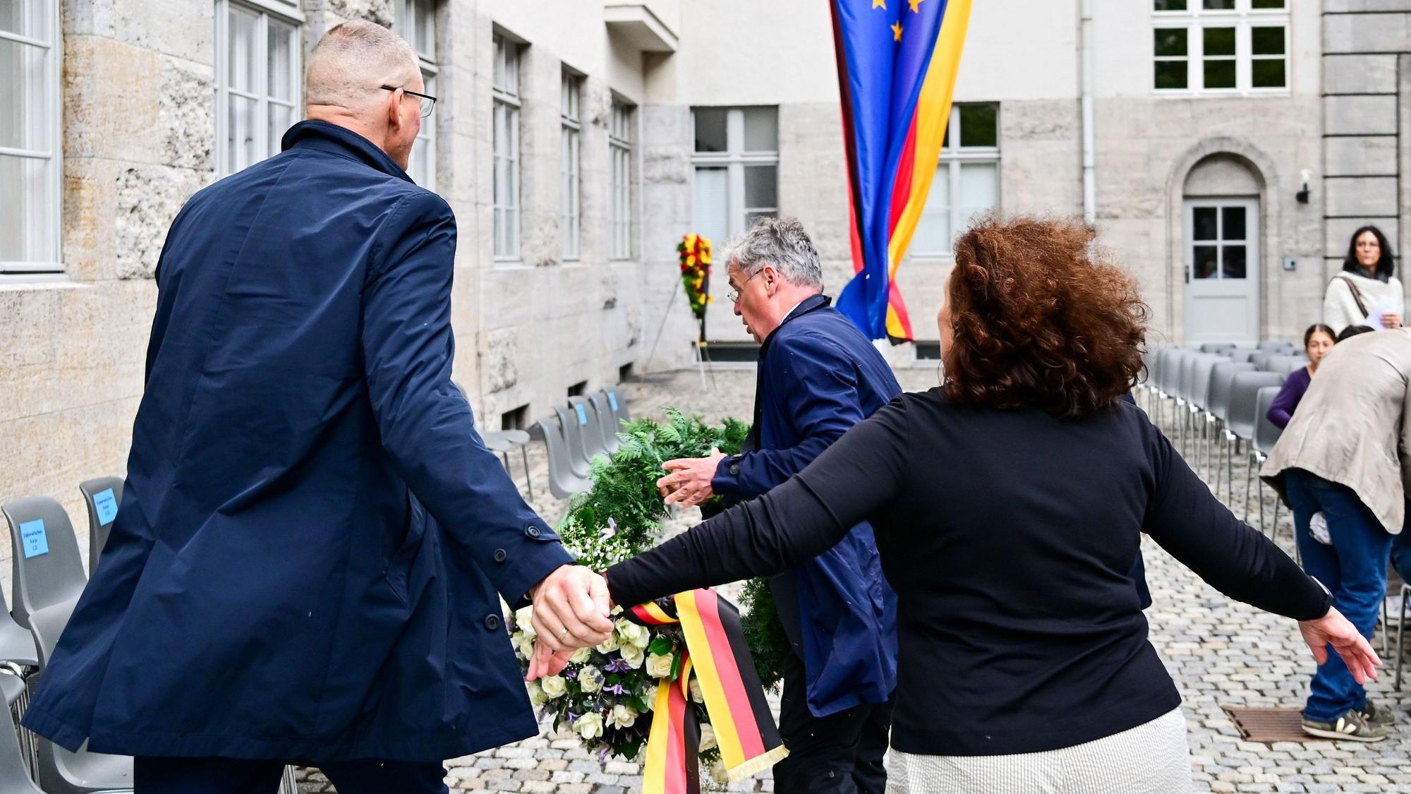 Tobias Korenke (M), Großneffe von Dietrich und Klaus Bonhoeffer und Enkel von Rüdiger Schleicher, entfernt während einer Gedenkveranstaltung der Bundesregierung im Ehrenhof des Bendlerblocks anlässlich des Nationalen Gedenktags an den Widerstand gegen die nationalsozialistische Gewaltherrschaft den Kranz der AfD. Der Tag erinnert an das missglückte Attentat auf Adolf Hitler am 20. Juli 1944.