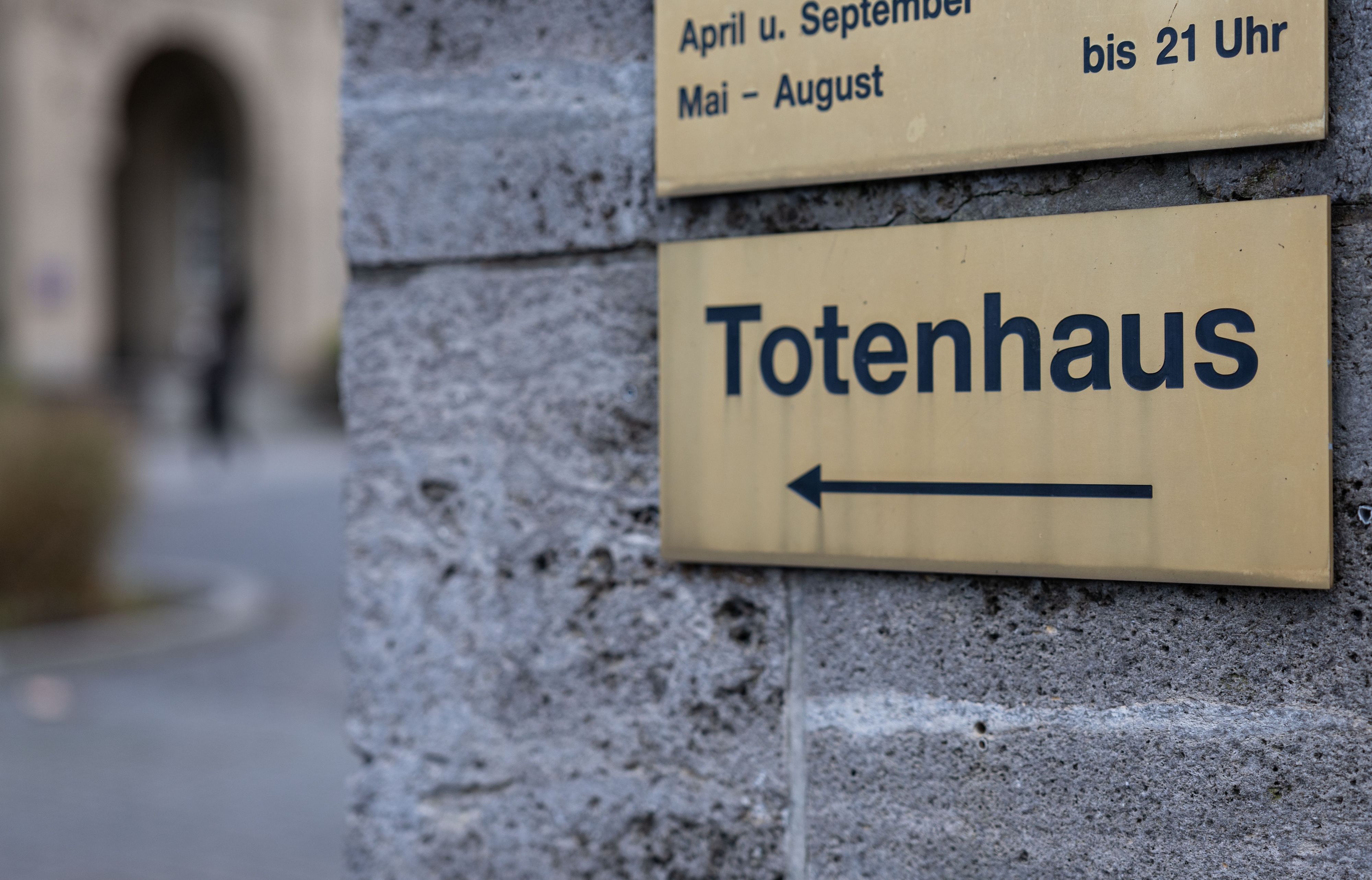 An einer Mauer des Hauptfriedhof in Frankfurt am Main hängt ein Schild «Totenhaus».