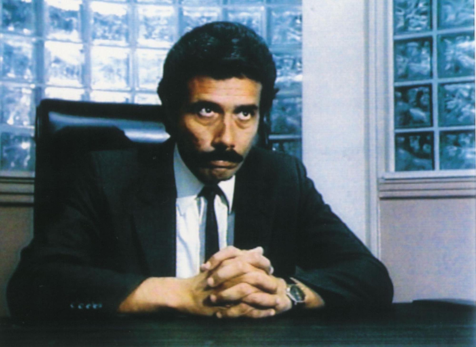 Er war der Chef von Crockett und Tubbs: Lt. Martin Castillo (Edward James Olmos) hielt mit seiner disziplinierten, fast stoischen Art die beiden impulsiven Ermittler im Zaum. (Bild: RTL)