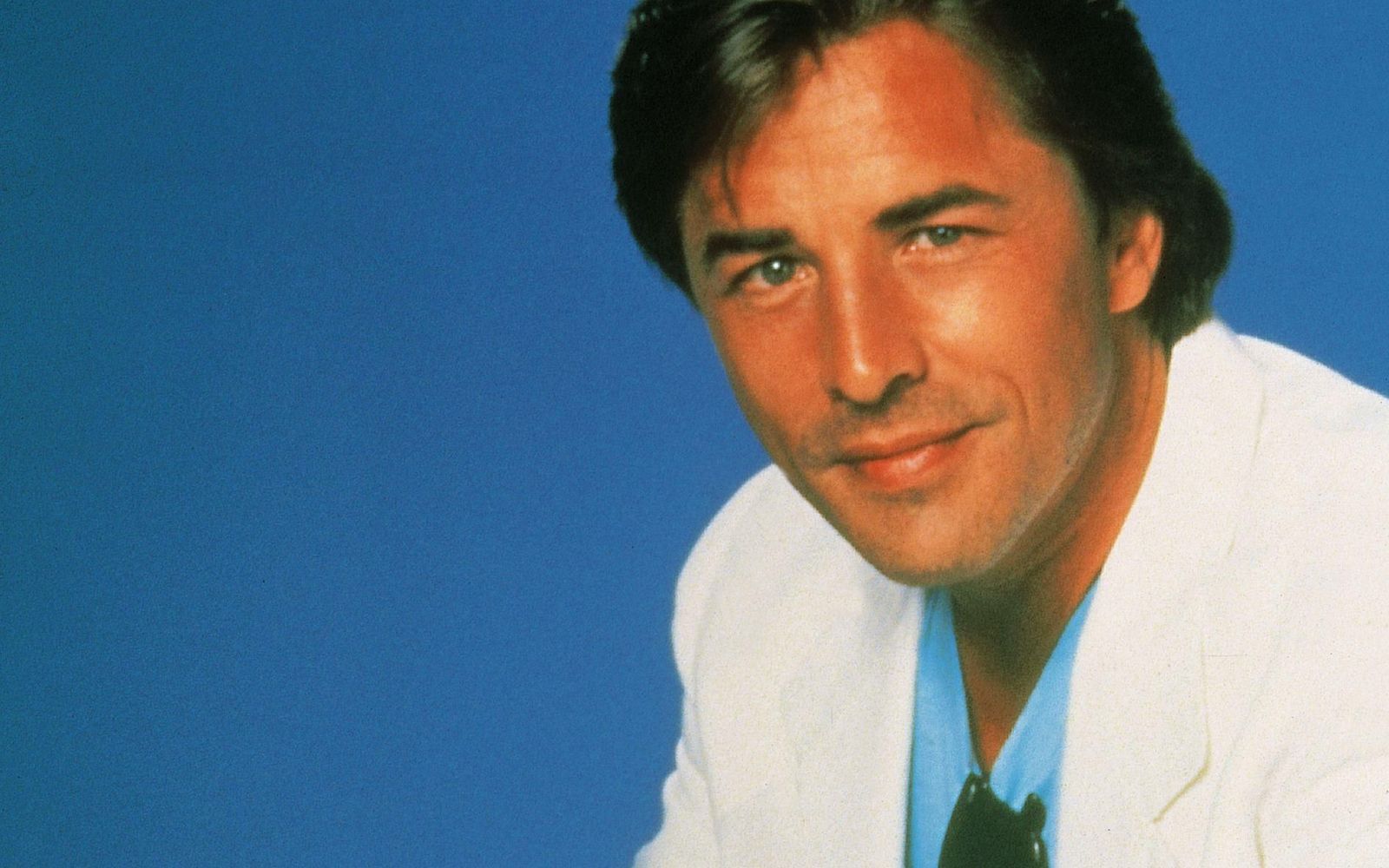 Sonny Crockett (Don Johnson) war der kernige Undercover-Polizist, dessen Charisma und unorthodoxen Methoden ihn zum Herzstück der Serie machten. (Bild: RTL)