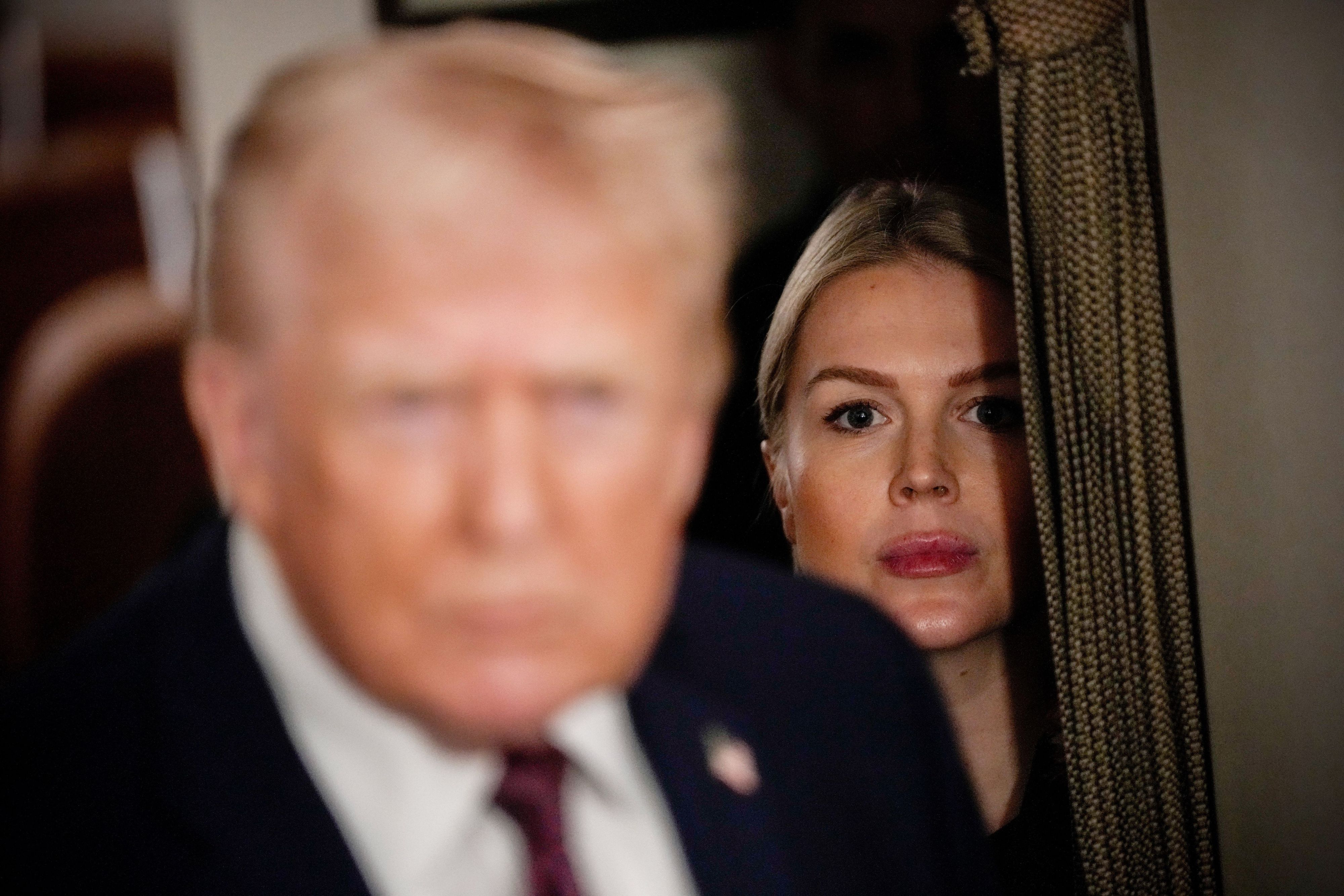 US-Präsident Donald Trump mit seiner Sprecherin Karoline Leavitt