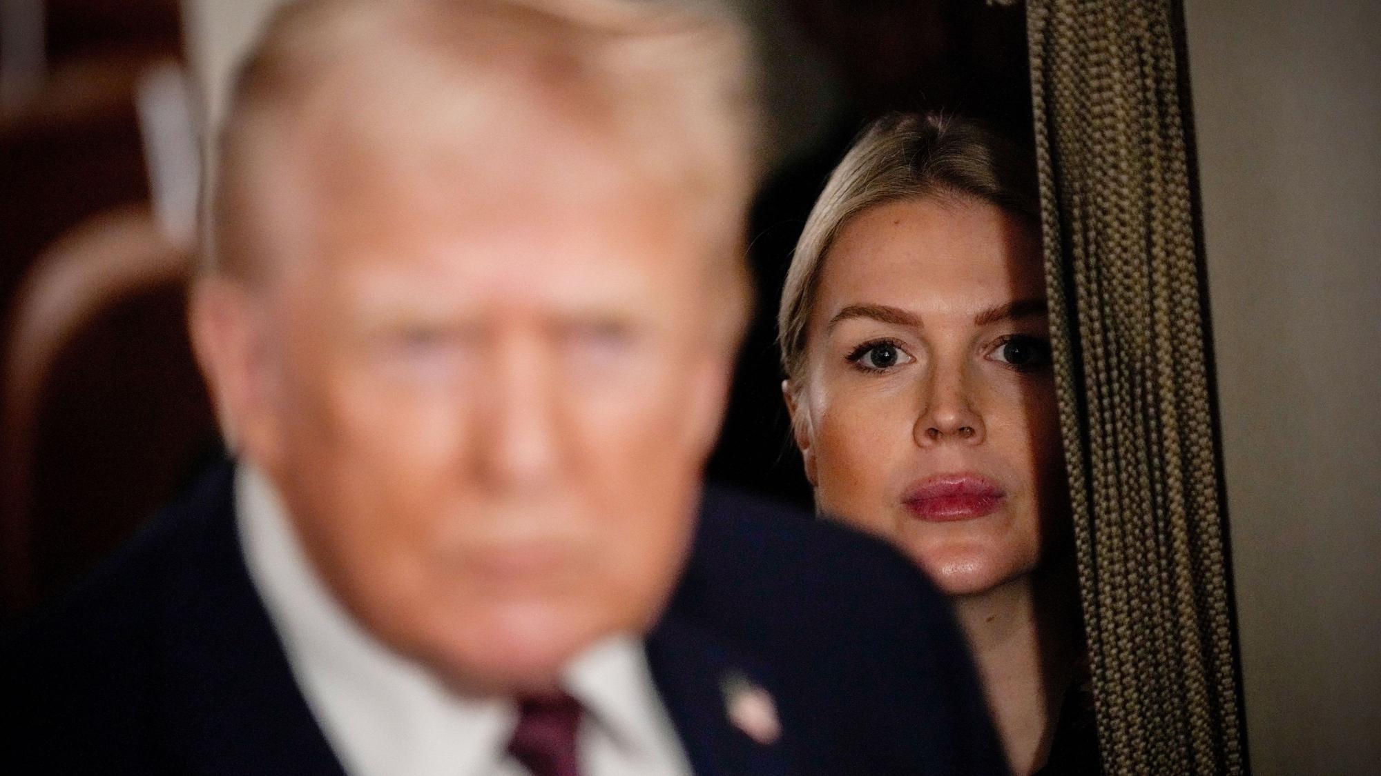 US-Präsident Donald Trump mit seiner Sprecherin Karoline Leavitt