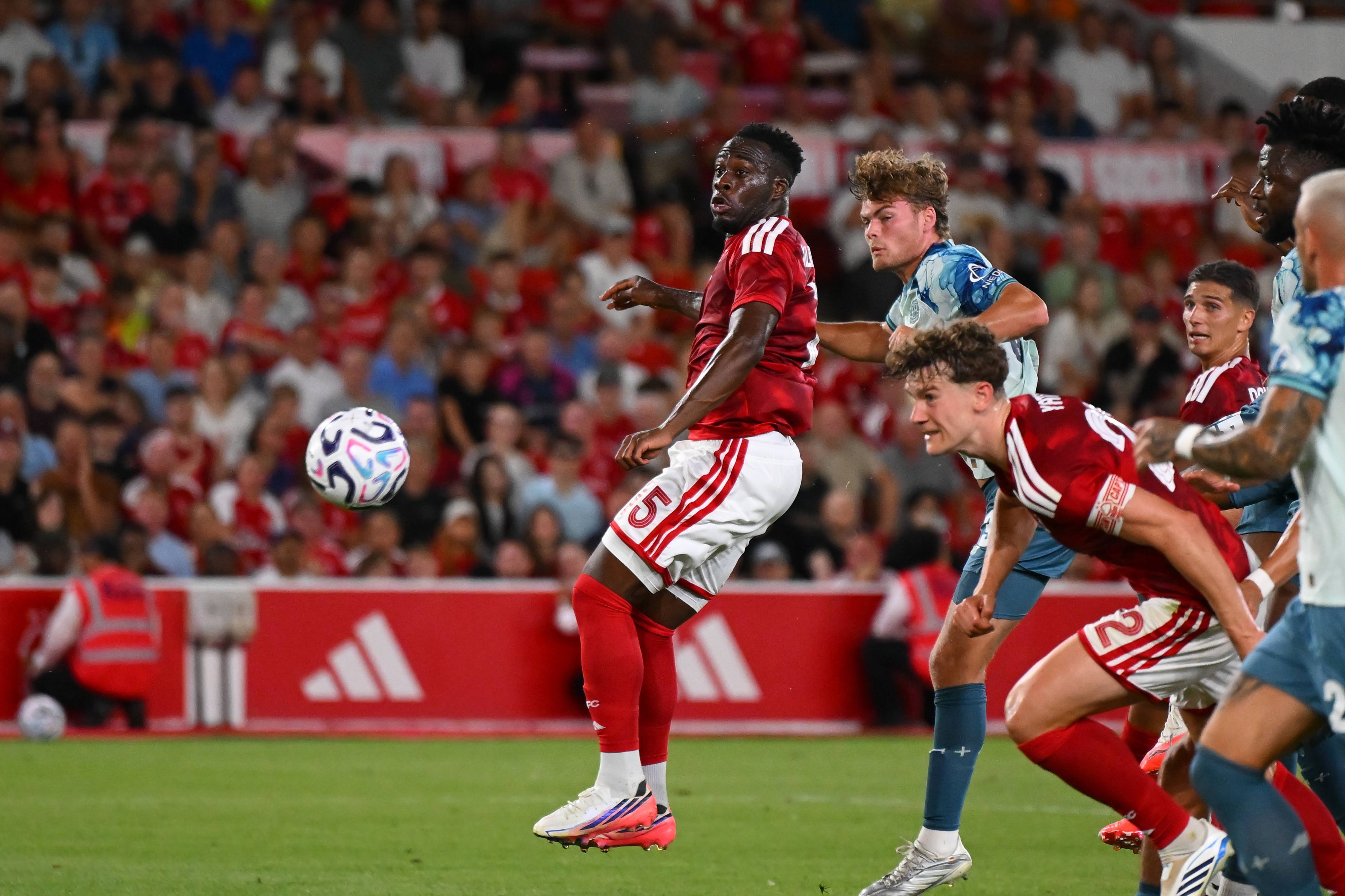 Nottinghams Arnaud Kalimuendo trifft in der 90. Minute. Die Leverkusener Defensive kommt zu spät.