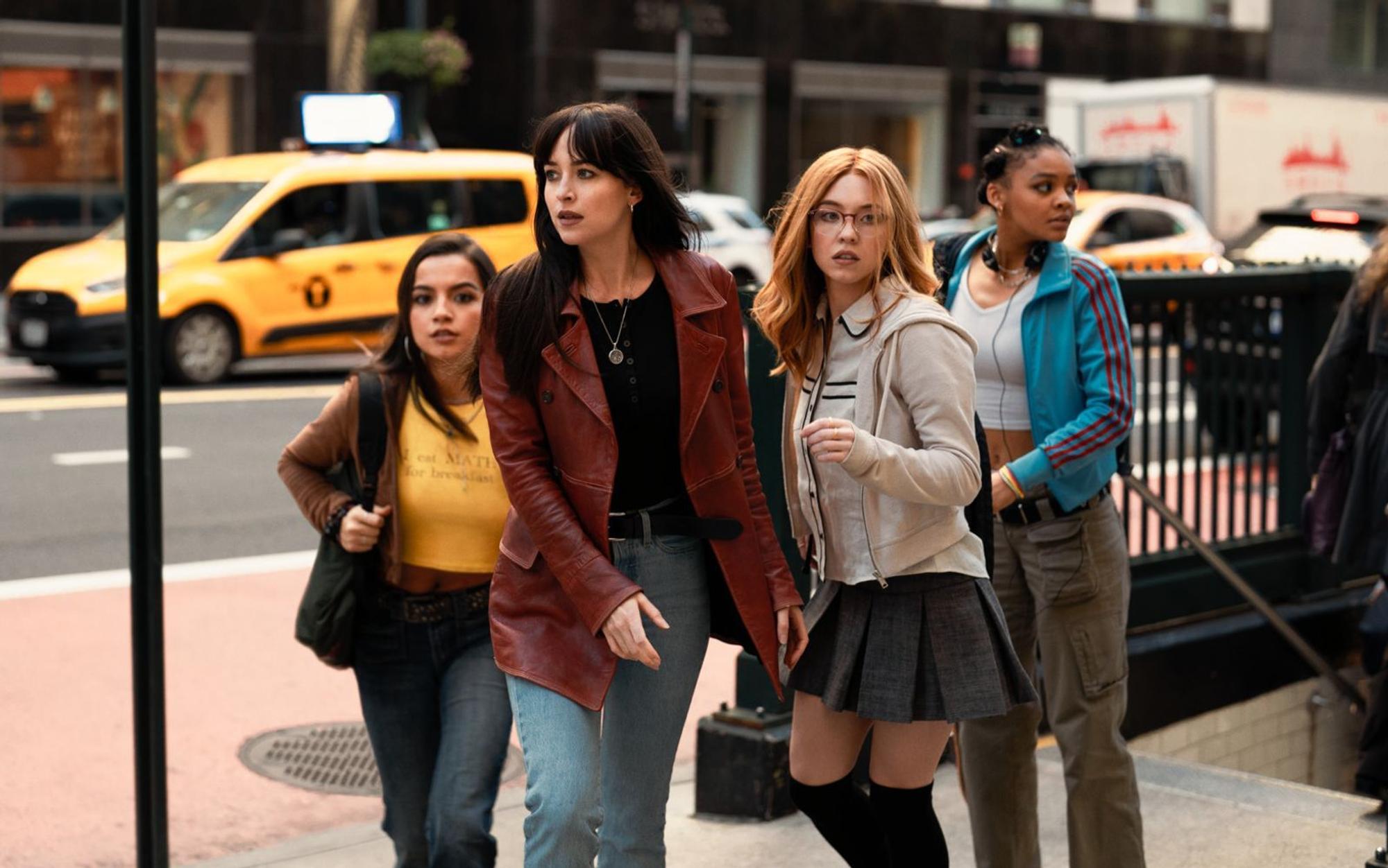 Dakota Johnson (zweite von links) spielt in „Madame Web“ eine Rettungssanitäterin, die nach einer Nahtoderfahrung in die Zukunft sehen kann. Als Madame Web schickt sich Cassandra Webb an, mit Gleichgesinten für das Gute zu kämpfen. (Bild: 2024 CTMG/Sony Pictures)