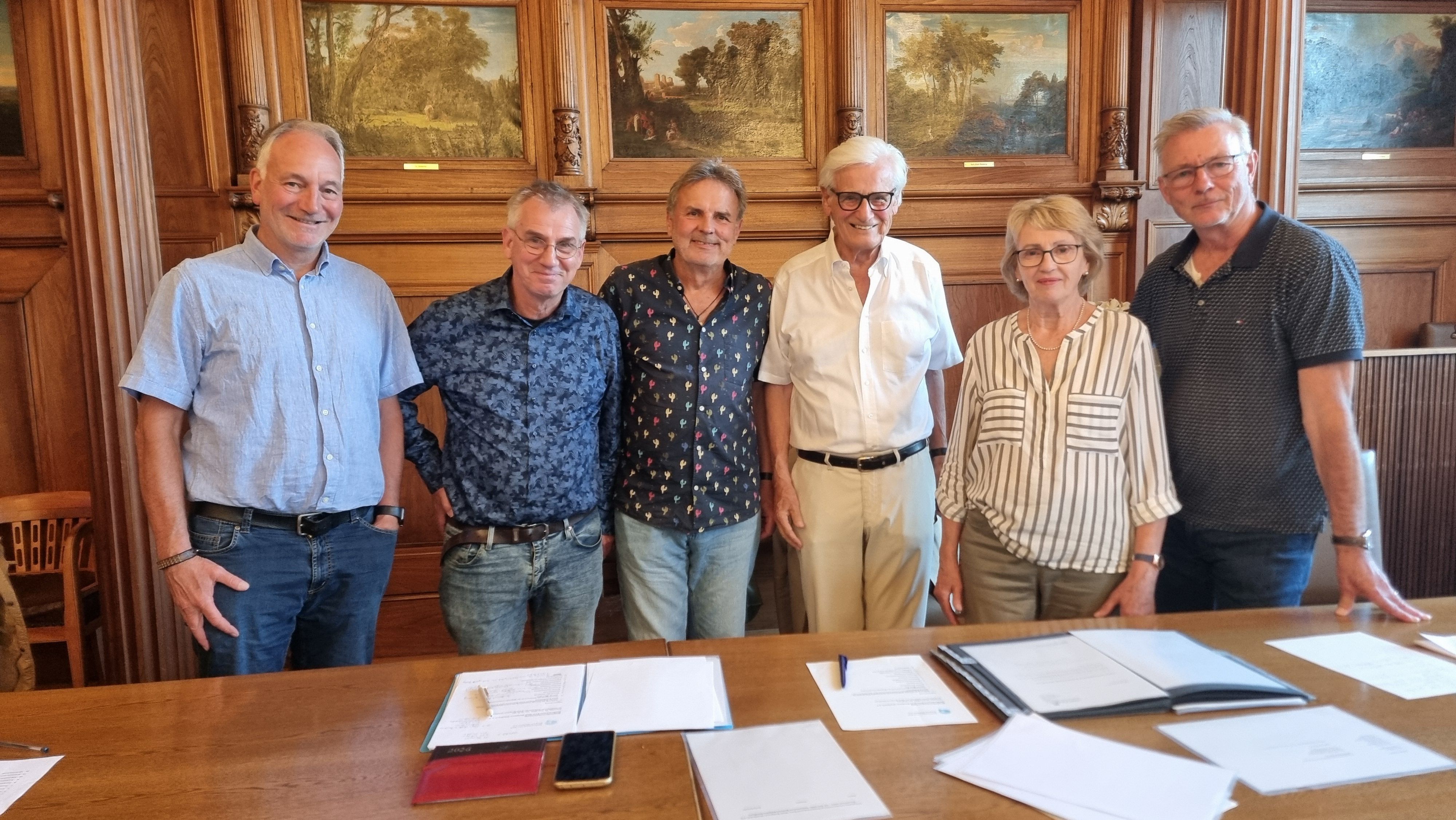 Der Vorstand des Stadtverbands Eine Welt steht im Kleinen Ratssaal des Rathauses Stadtmitte in Bergisch Gladbach