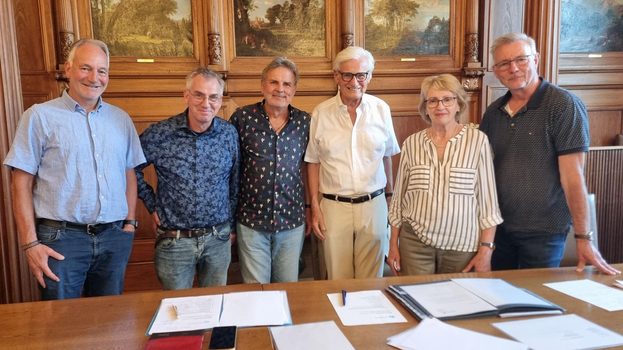 Der Vorstand des Stadtverbands Eine Welt steht im Kleinen Ratssaal des Rathauses Stadtmitte in Bergisch Gladbach