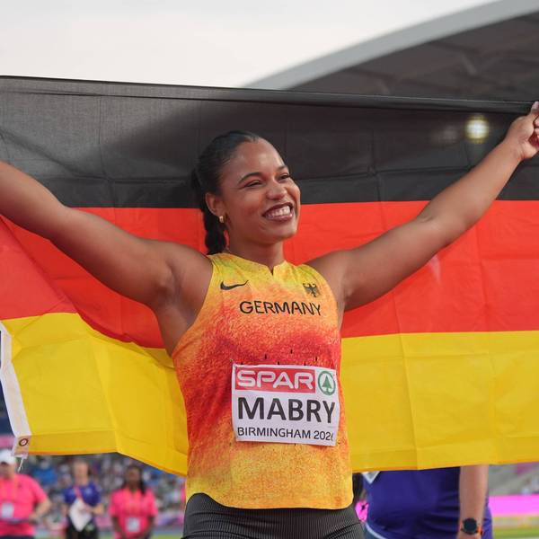 Yemisi Mabry jubelt.