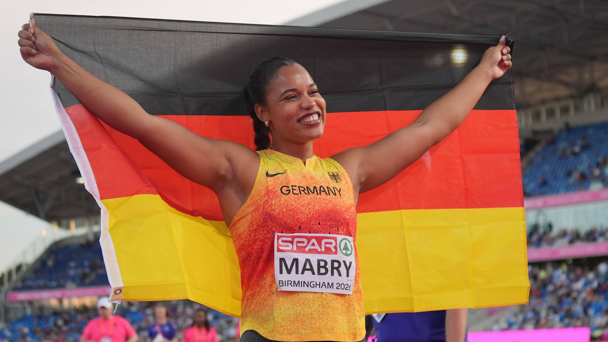 Yemisi Mabry jubelt.