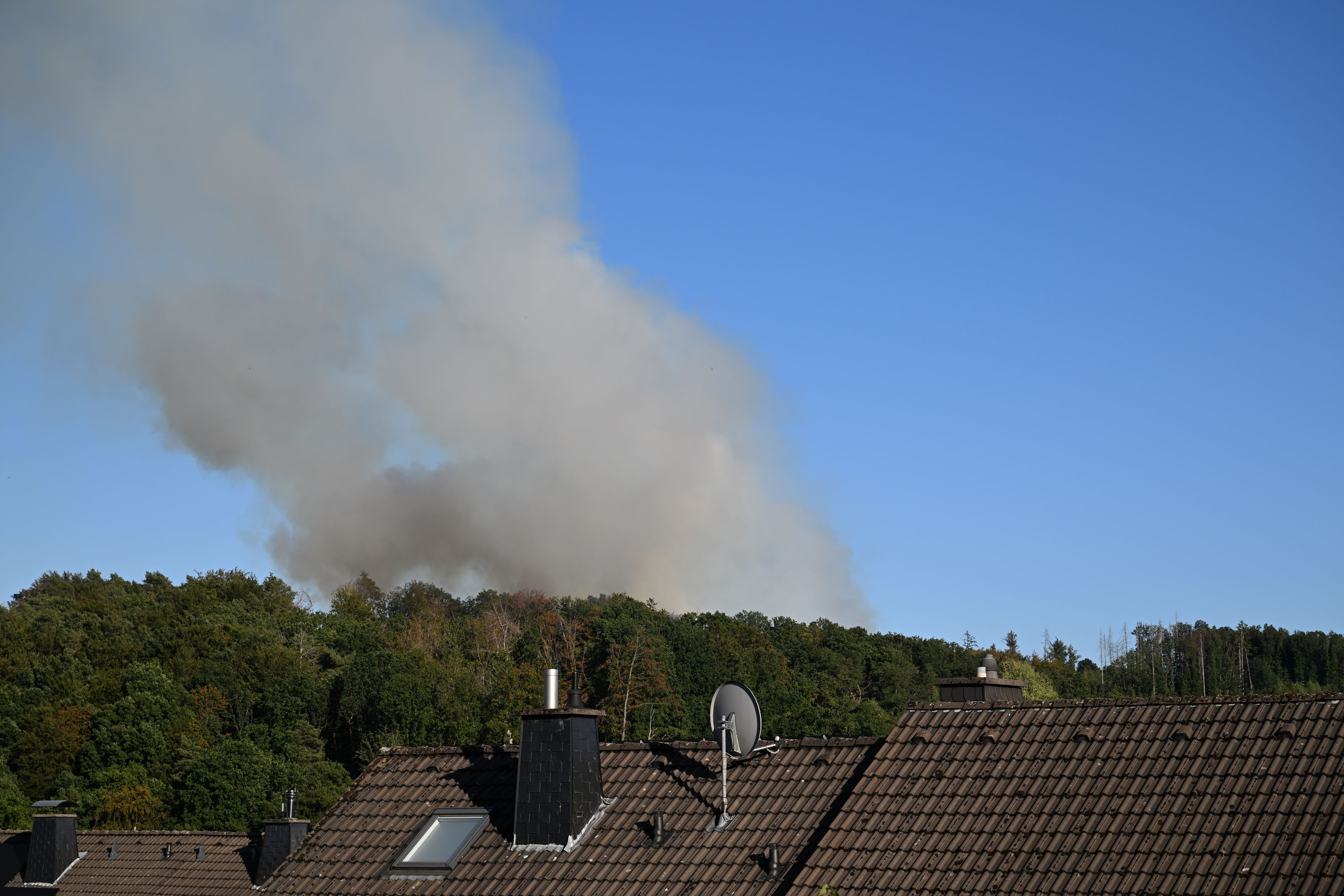 Die Rauchschaden war weithin zu sehen. Der Wind erschwerte die Löscharbeiten.