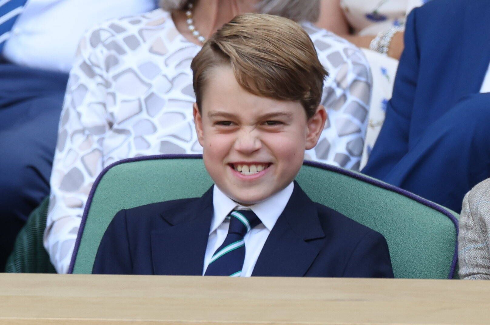 Prinz George macht eine Grimasse.