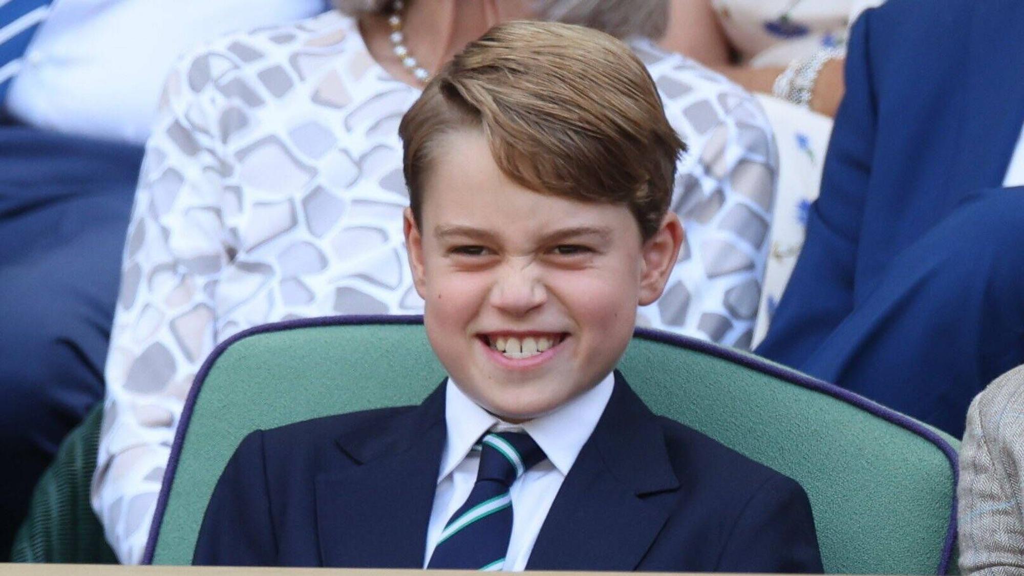 Prinz George macht eine Grimasse.