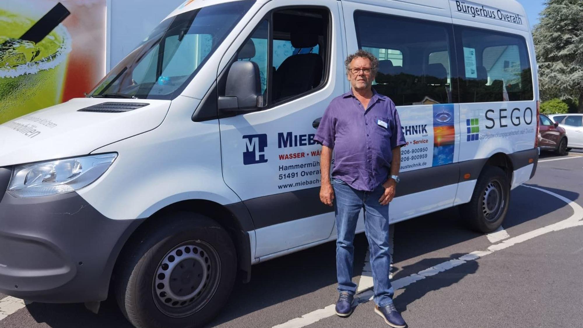 Zu sehen ist ein Bürgerbus und im Vordergrund ein Mann.