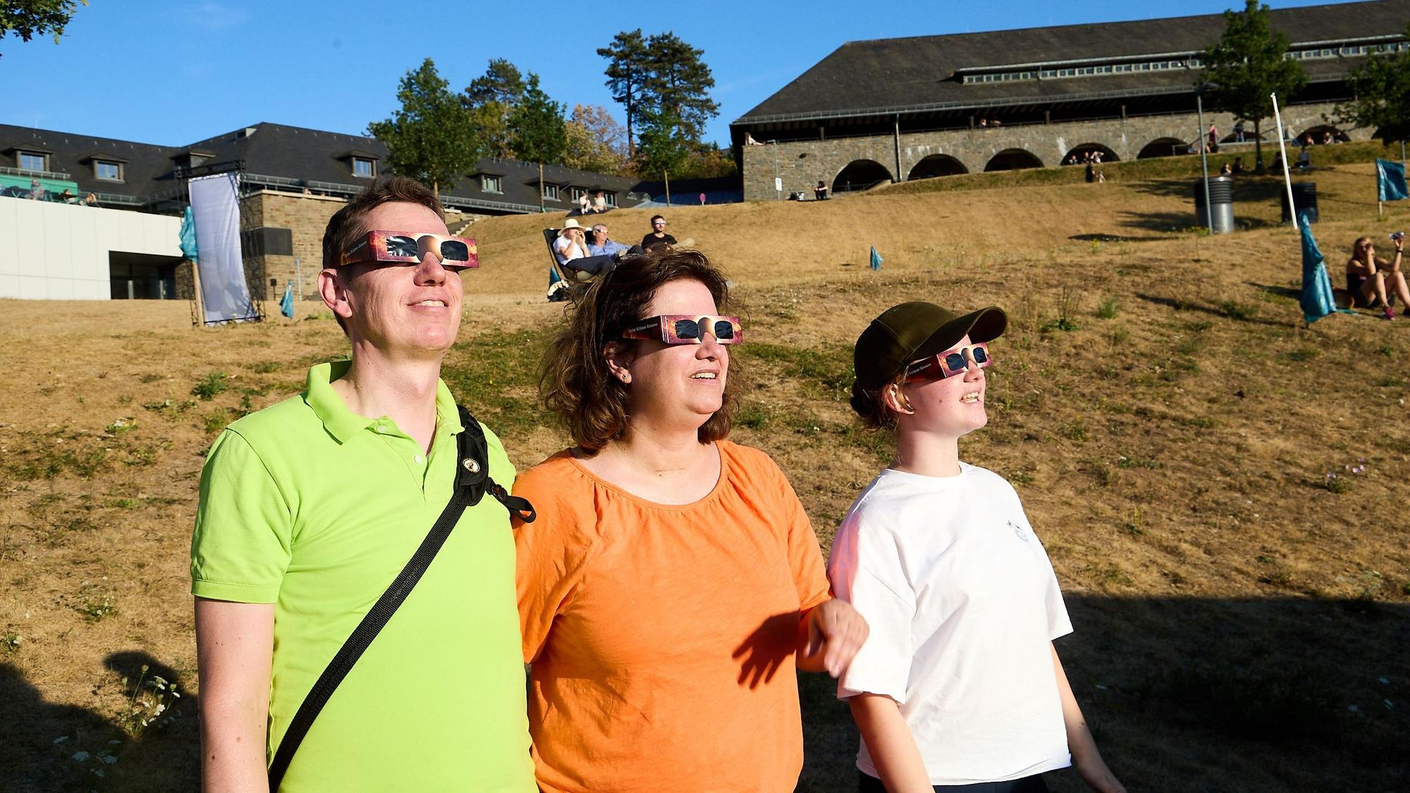 Mit ihren Sofi-Brillen verfolgten Jens und Judith mit ihrer Tochter Charlotte das Verschwinden der Sonne hinter dem Mond.