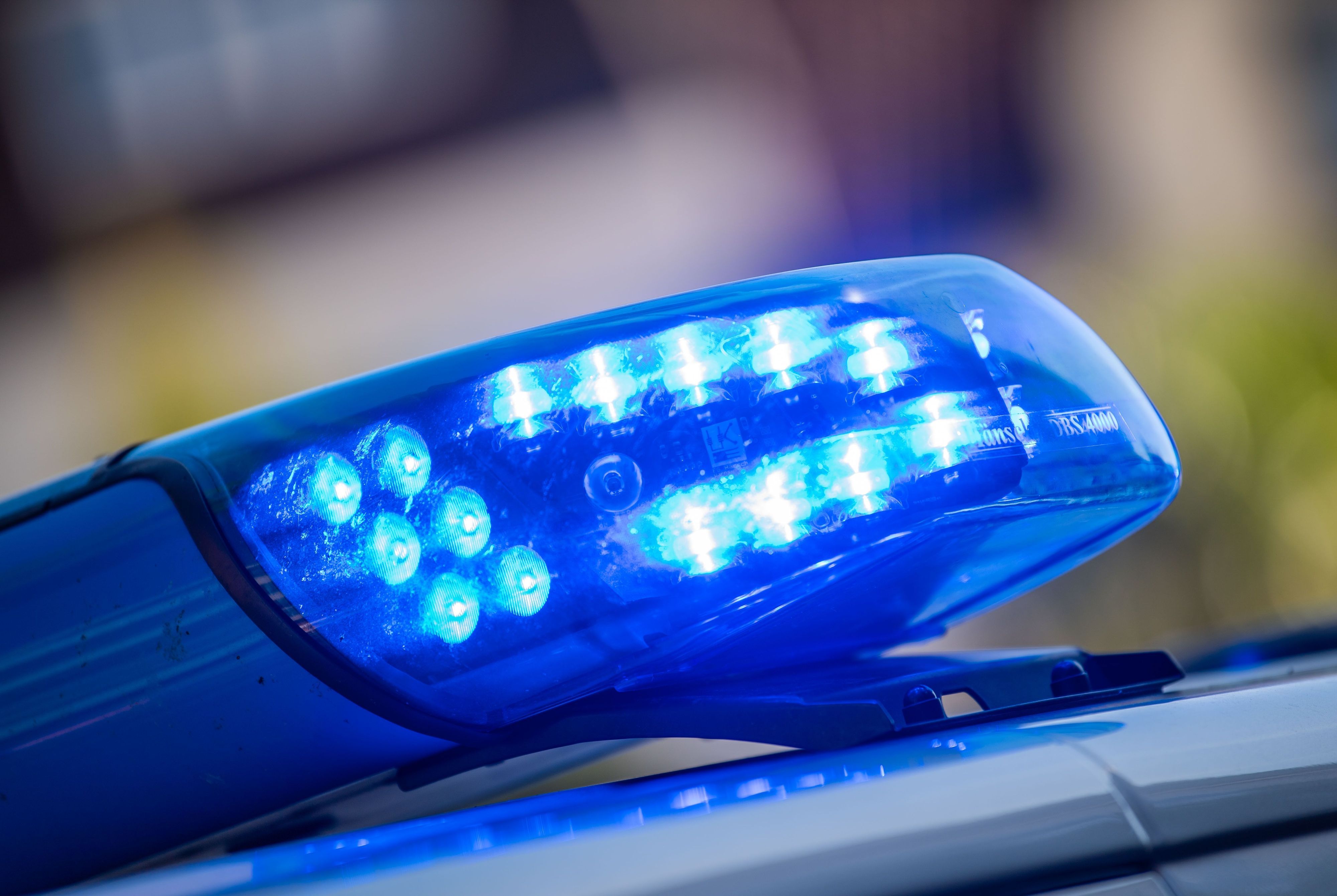 SYMBOLBILD - 11.08.2022, Niedersachsen, Vechta: Ein Blaulicht ist auf dem Dach eines Polizeifahrzeugs zu sehen. (zu dpa: «Suchaktion an See nach Fund von Kleidung am Strand») Foto: Lino Mirgeler/dpa +++ dpa-Bildfunk +++