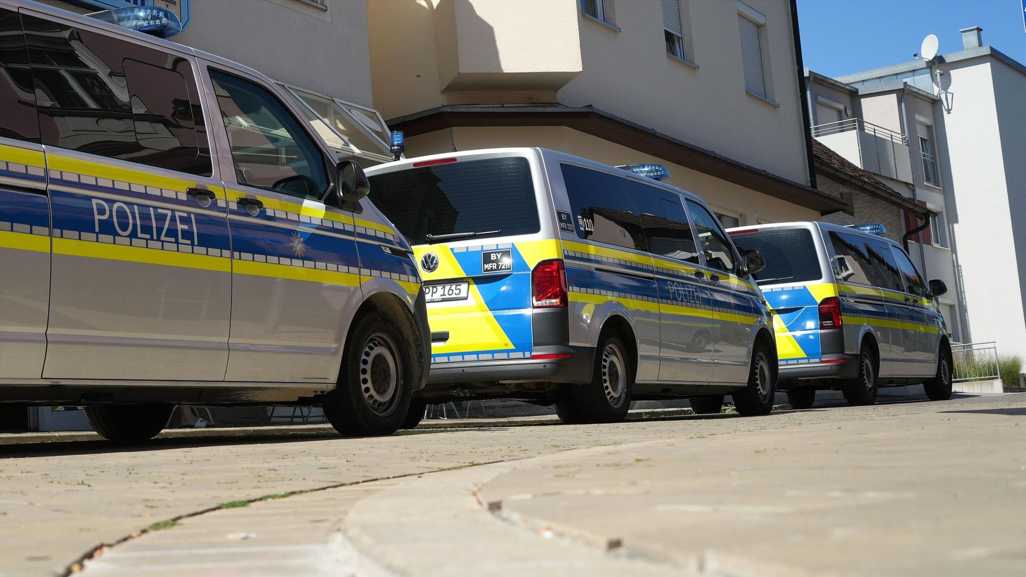 Einsatzfahrzeuge der Polizei stehen vor dem Bahnhofsgelände in Mittelfranken. Spezialkräfte der Bundespolizei untersuchen einen sprengstoffverdächtigen Gegenstand.
