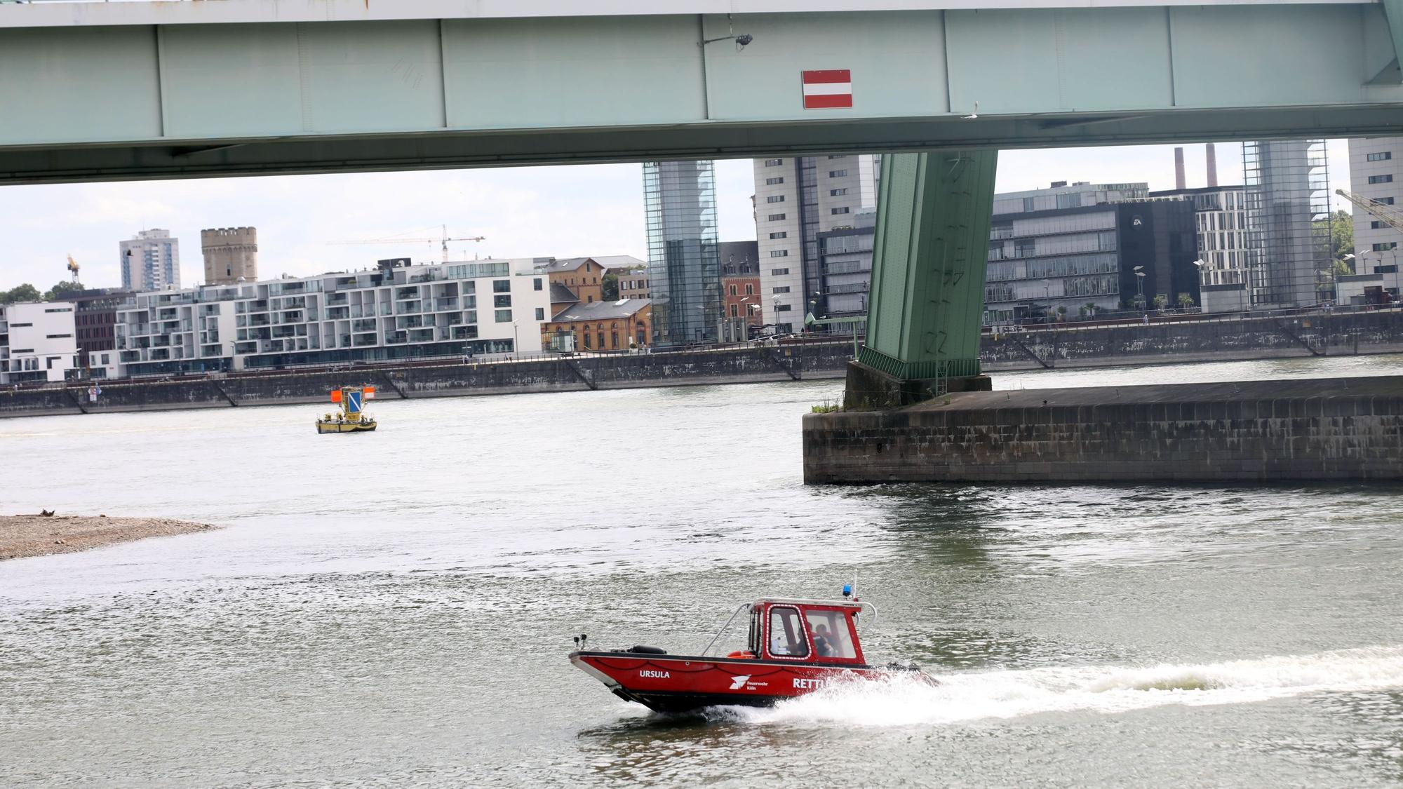 Rettungsboot auf dem Rhein am Deutzer Hafen (Archivbild)