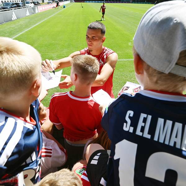 Said El Mala schreibt Autogramme für junge FC-Fans beim Training.