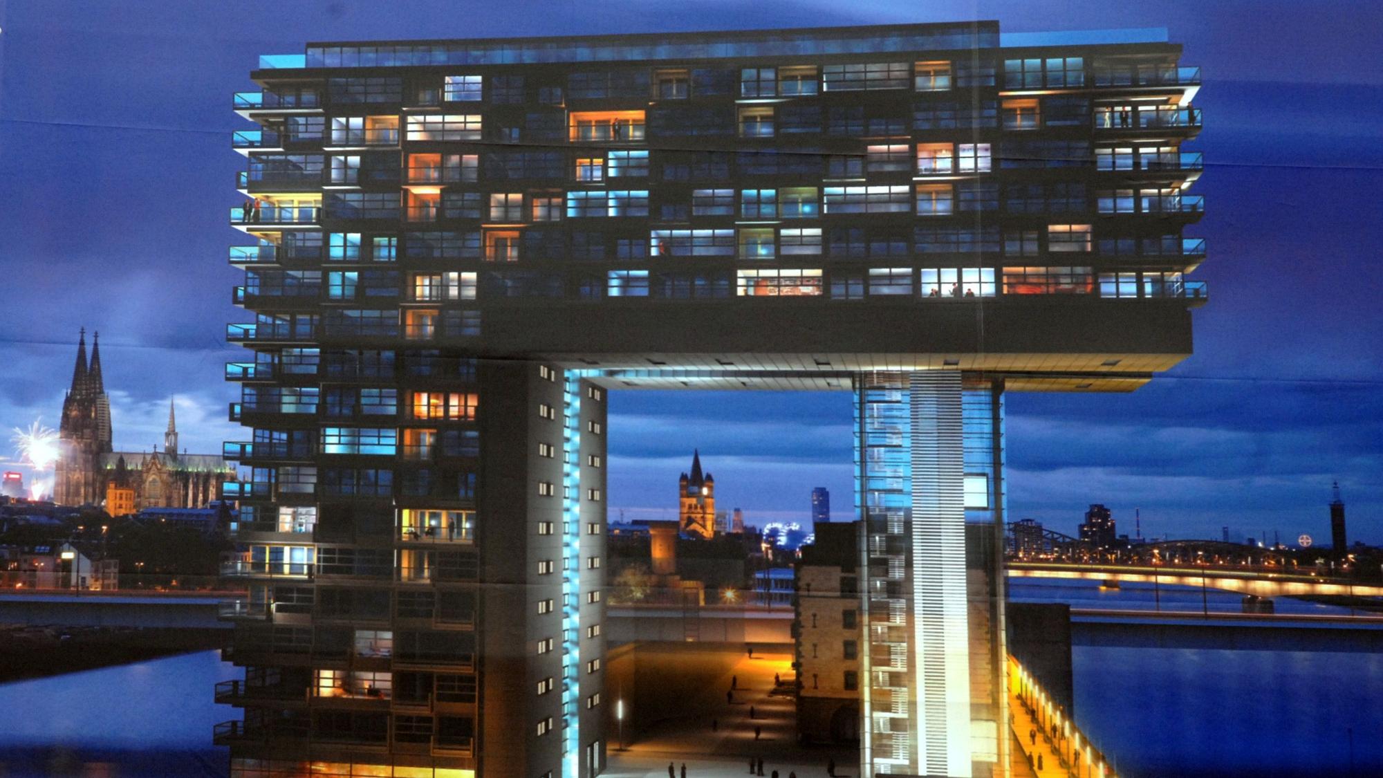Das nördliche Kranhaus, am Abend fotografiert.