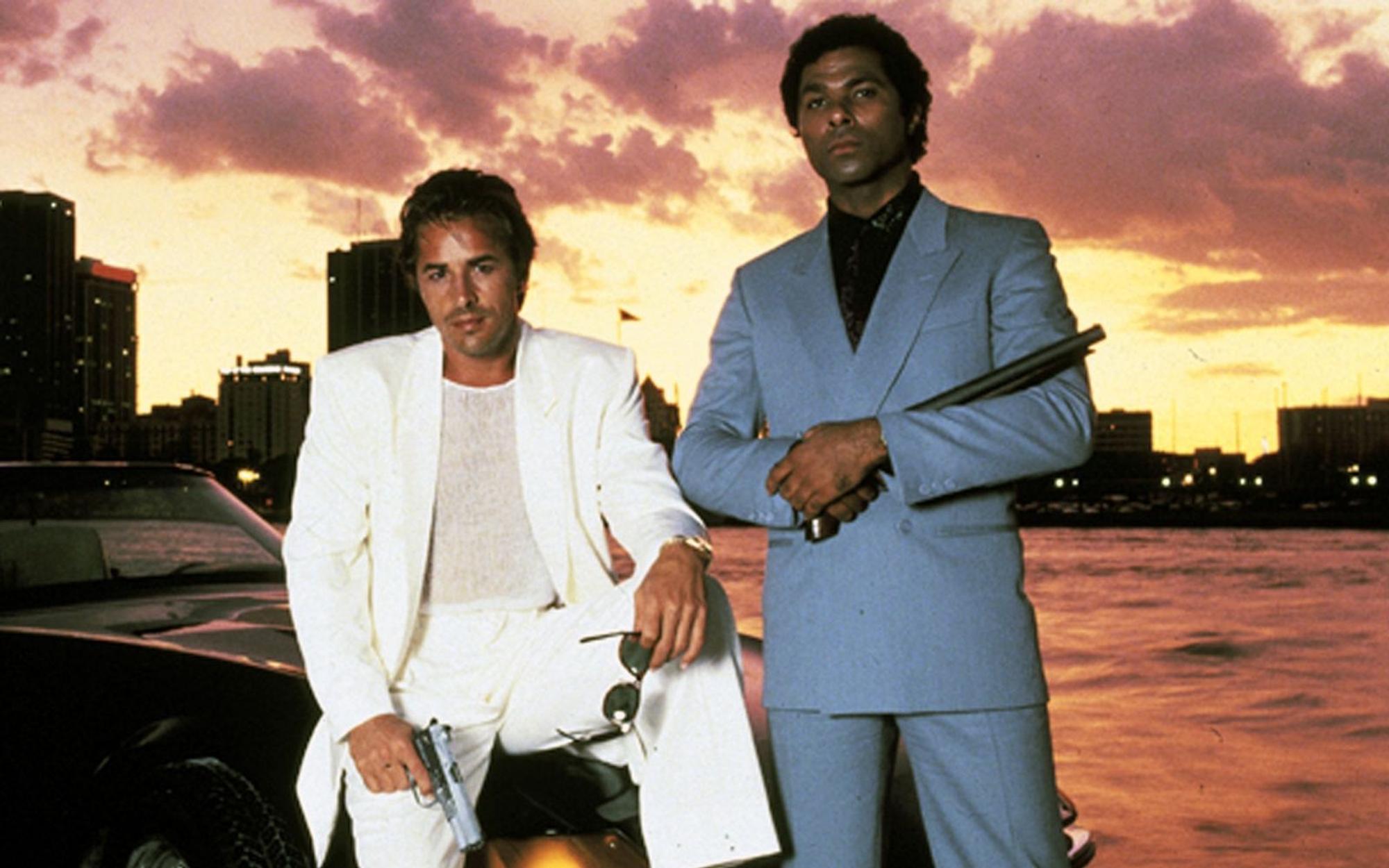 Mehr 80er geht kaum: Die Hochglanz-Optik von „Miami Vice“ war stilprägend. Die Galerie zeigt, was aus Don Johnson, Philip Michael Thomas und den anderen Darstellern der Kultserie wurde. (Bild: Universal)