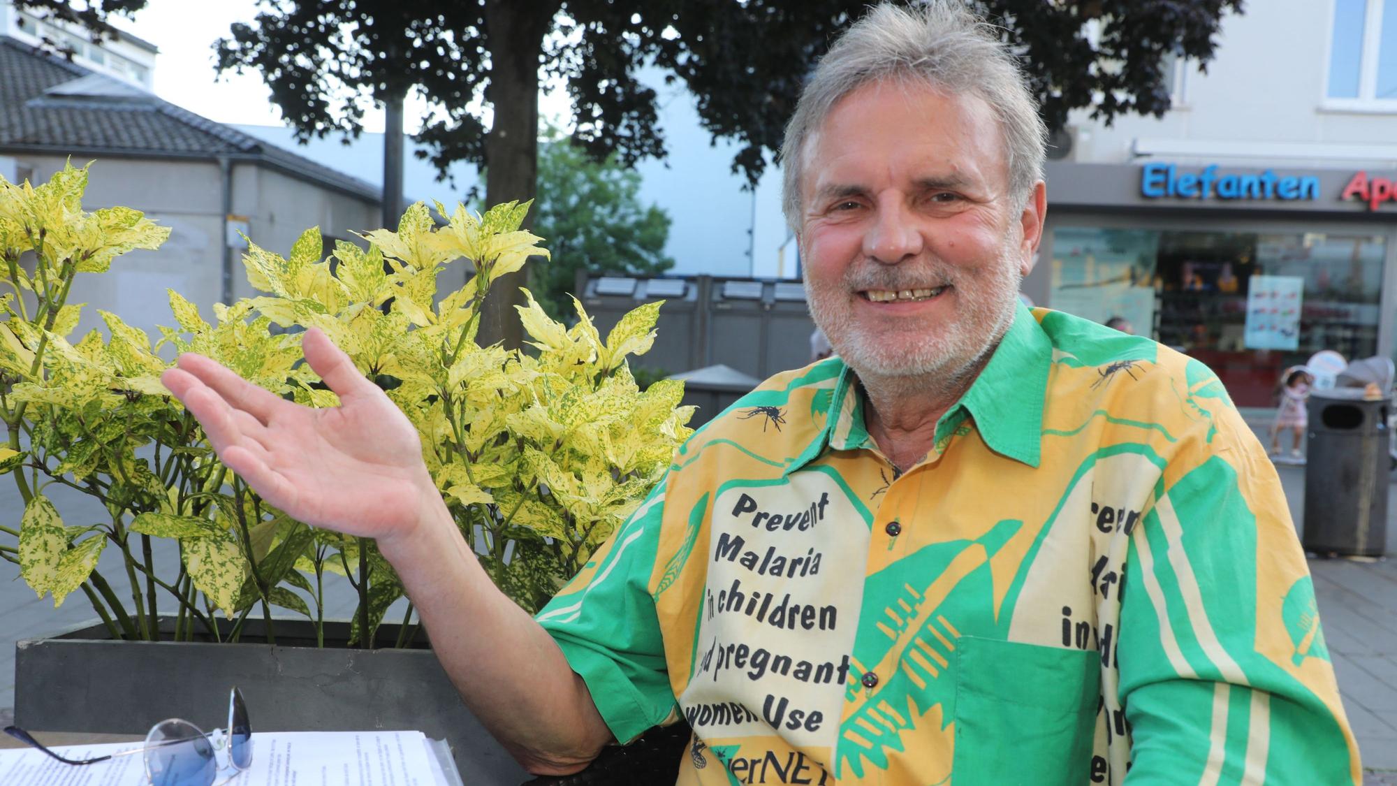 Der frühere Pfarrer der Bergisch Gladbacher Gnadenkirche, Thomas Werner, sitzt im Interview an einem Tisch am Trotzenburgplatz in Bergisch Gladbach.