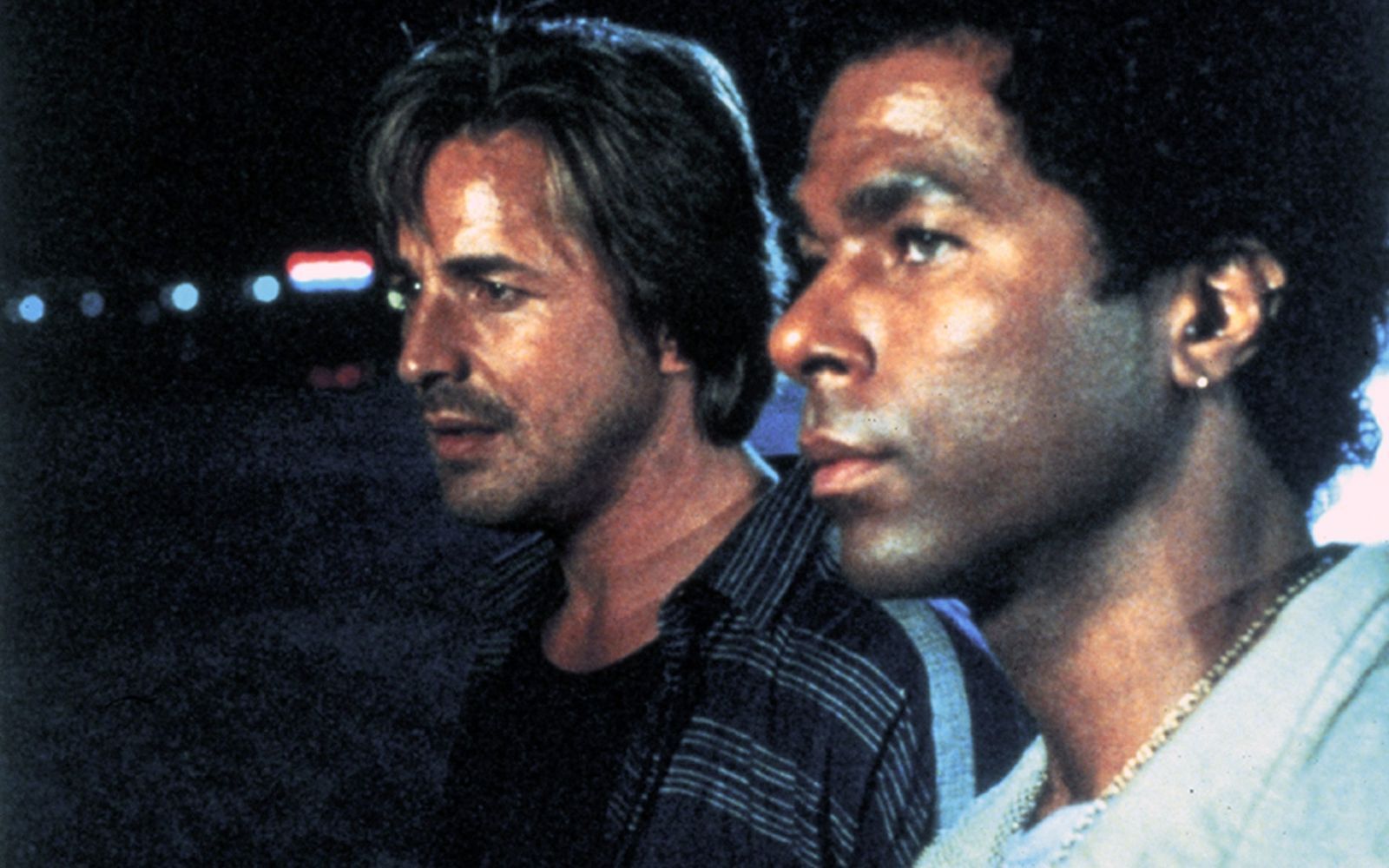 Der aus New York stammende Ricardo „Rico“ Tubbs (Philip Michael Thomas, rechts) brachte Coolness und Bodenständigkeit ins „Miami Vice“-Team.  (Bild: Universal)