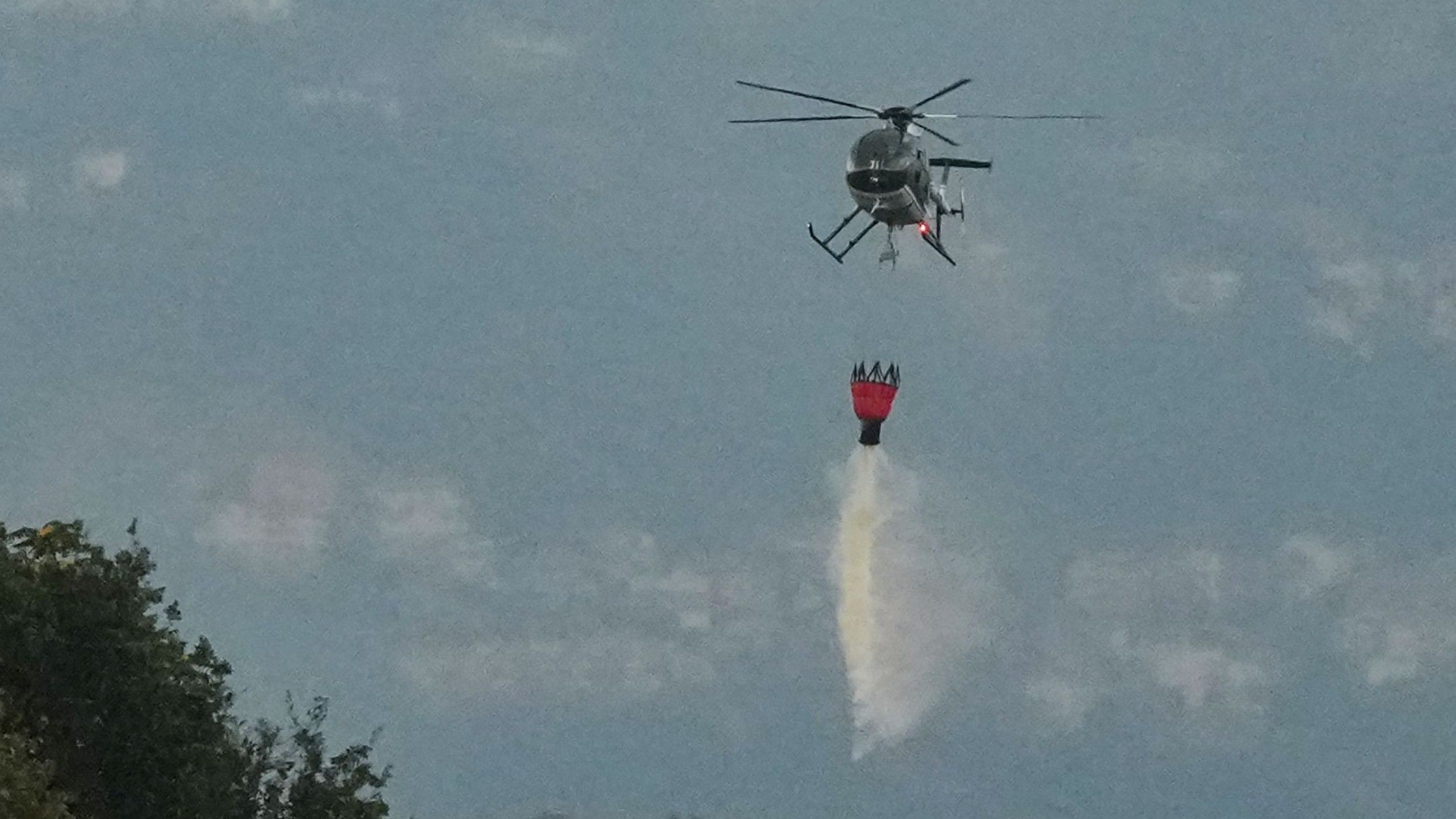 Ein Hubschrauber wirft Wasser über den Ort einer Explosion in einer Munitionsfabrik in Colleferro bei Rom ab.