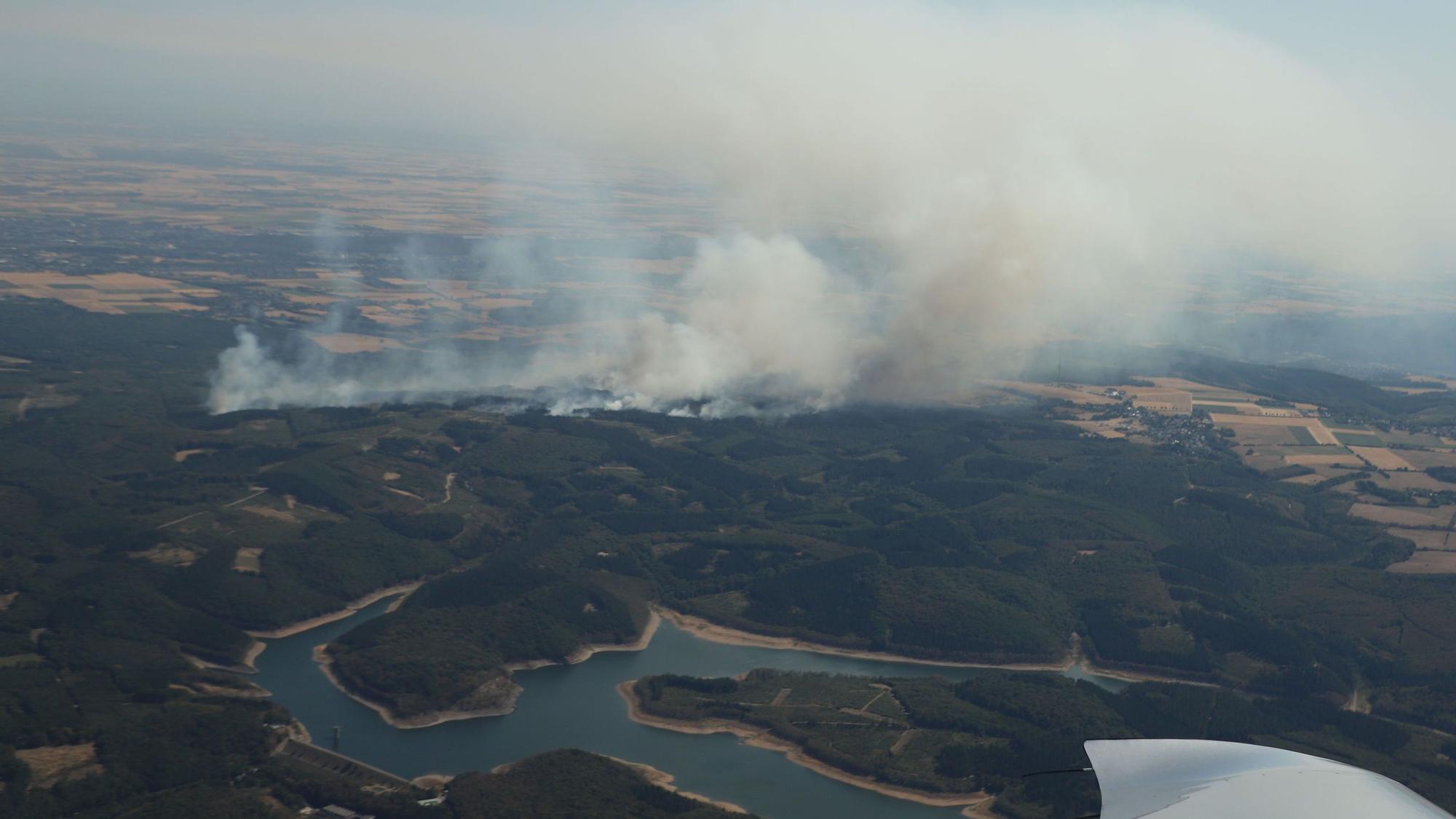 Rauch eines Waldbrands steigt über dem Hürtgenwald auf (Aufnahme aus einem Flugzeug).