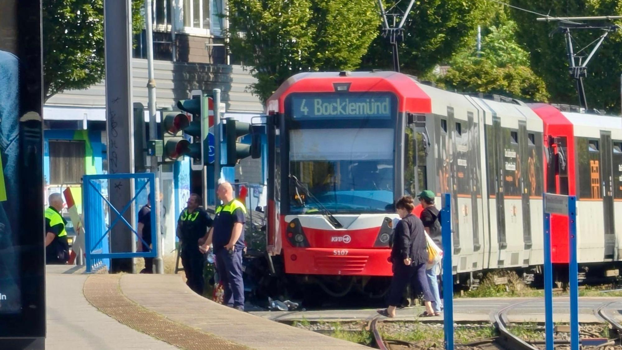 An der Keupstraße gab es am Freitagmorgen einen Einsatz wegen eines Verkehrsunfalls zwischen Fußgänger und einer Stadtbahn.